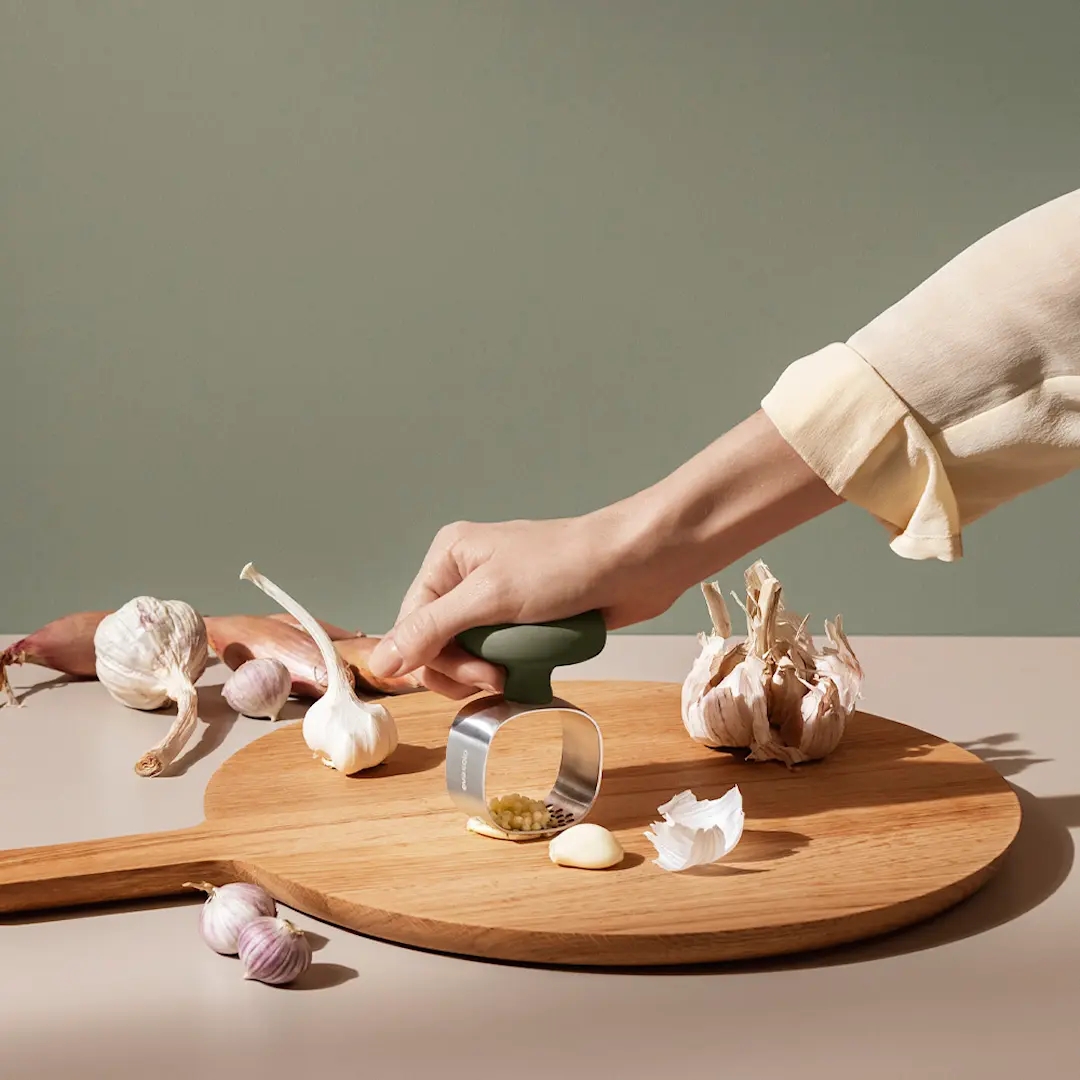 Valkosipulipuristimet - Valkosipulipuristin ja valkosipuli