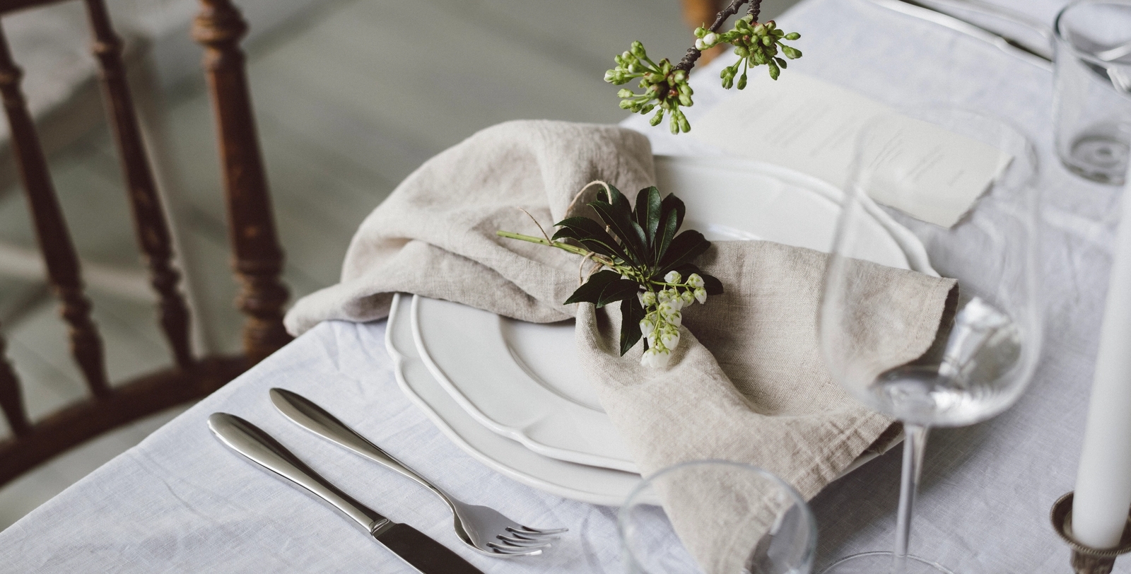 Hemtextilier, duk i grått med färska blommor på