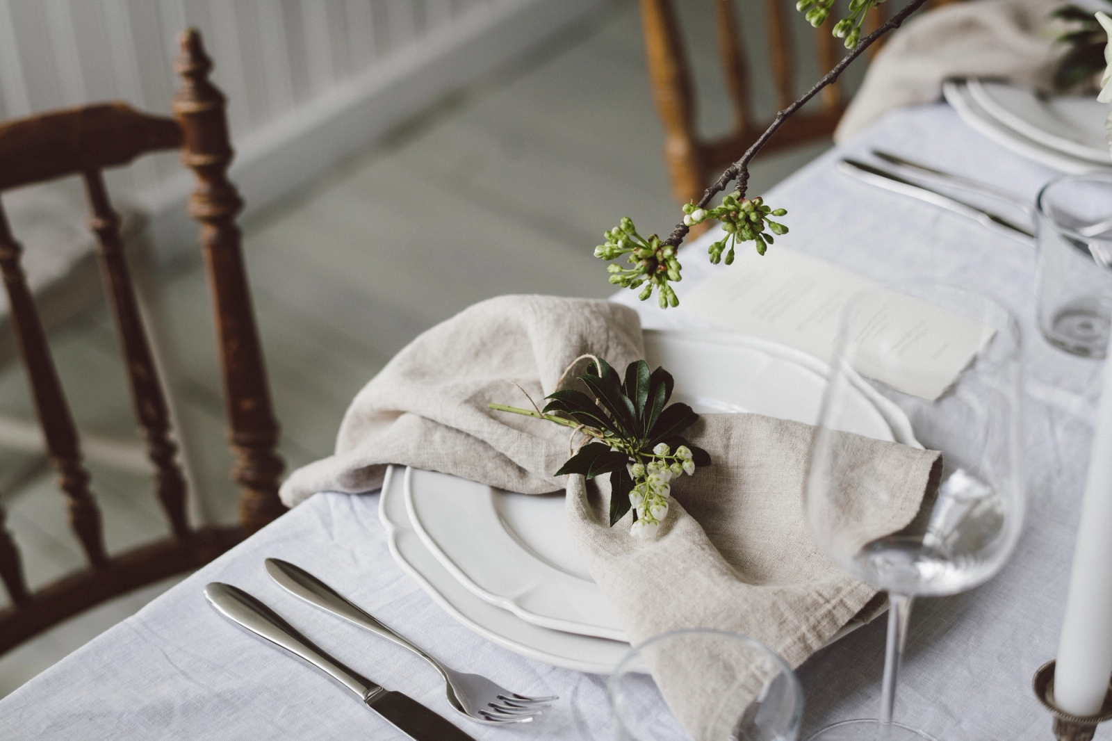 Hemtextilier, duk i grått med färska blommor på