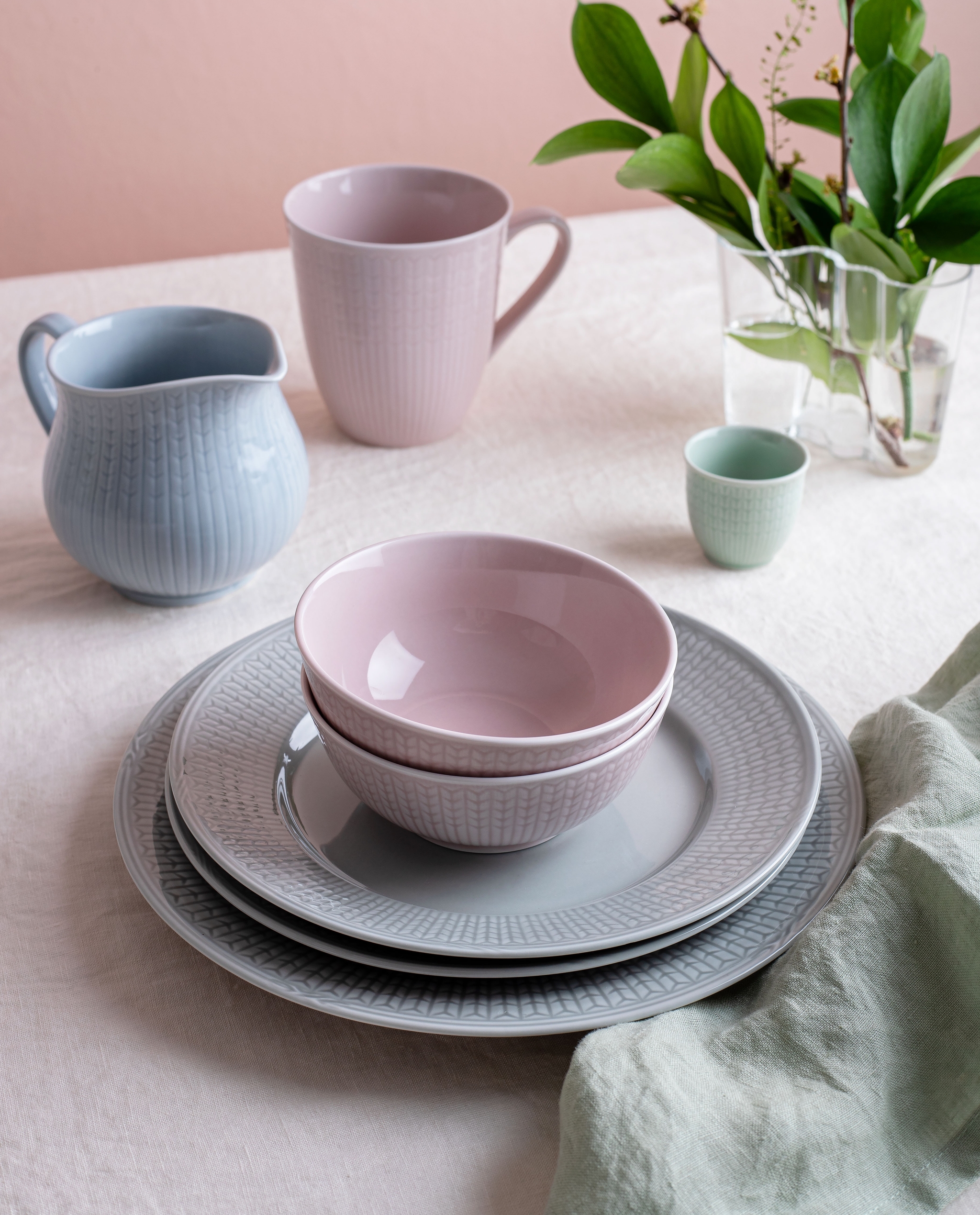 Blandat porslin från Swedish Grace i färgerna ros, äng, is och dimma