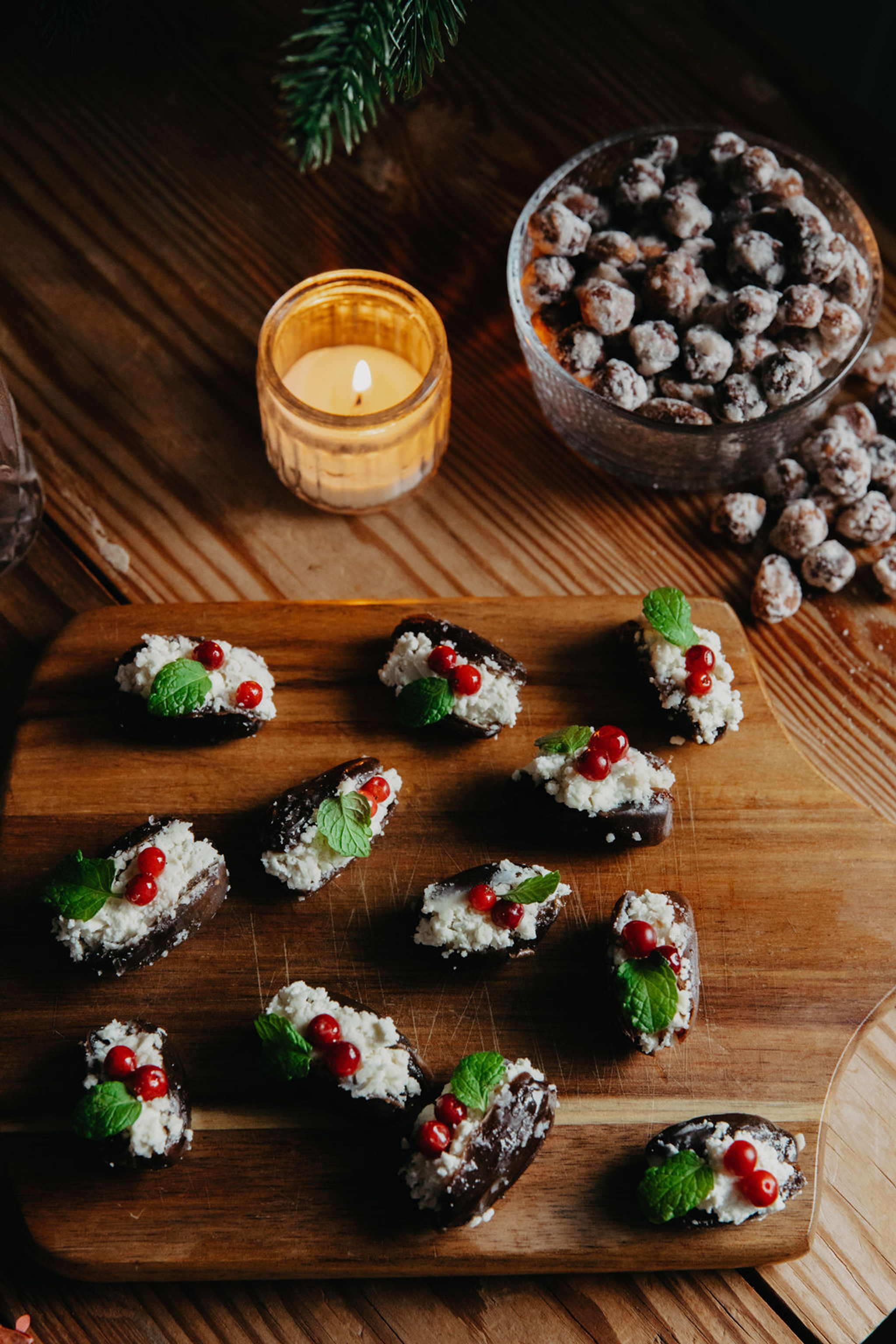 Täytetyt taatelit puisella leikkuulaudalla