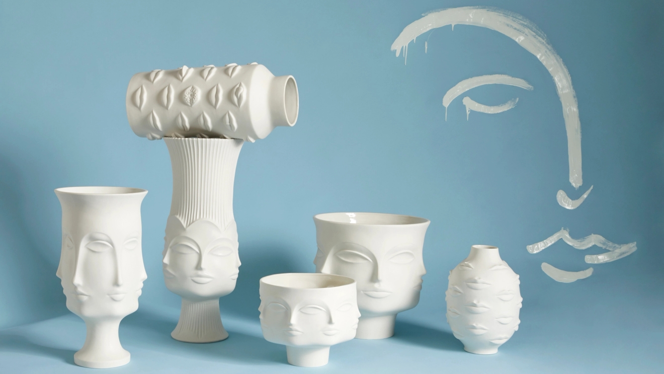 Jonathan Adler vita vaser och skulpturer mot blå bakgrund 