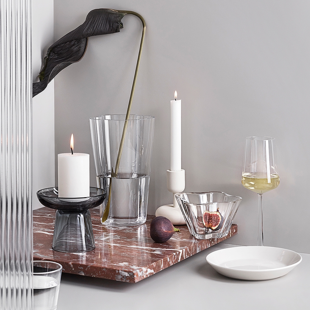 Iittala champagneglass på en lys bordplate