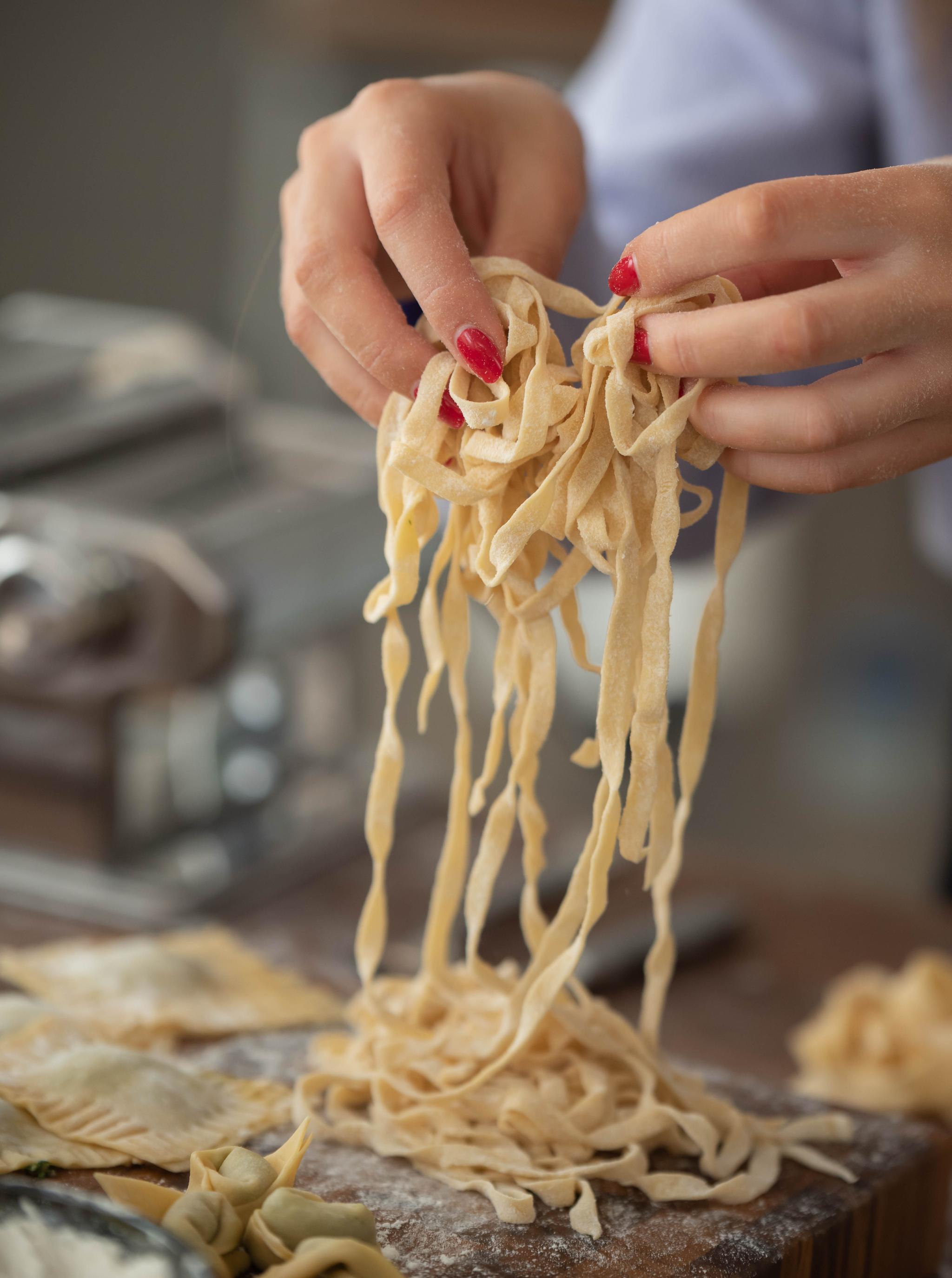 tuorepastan valmistus tuorepastan keittäminen pastan tekeminen spagetti ravioli