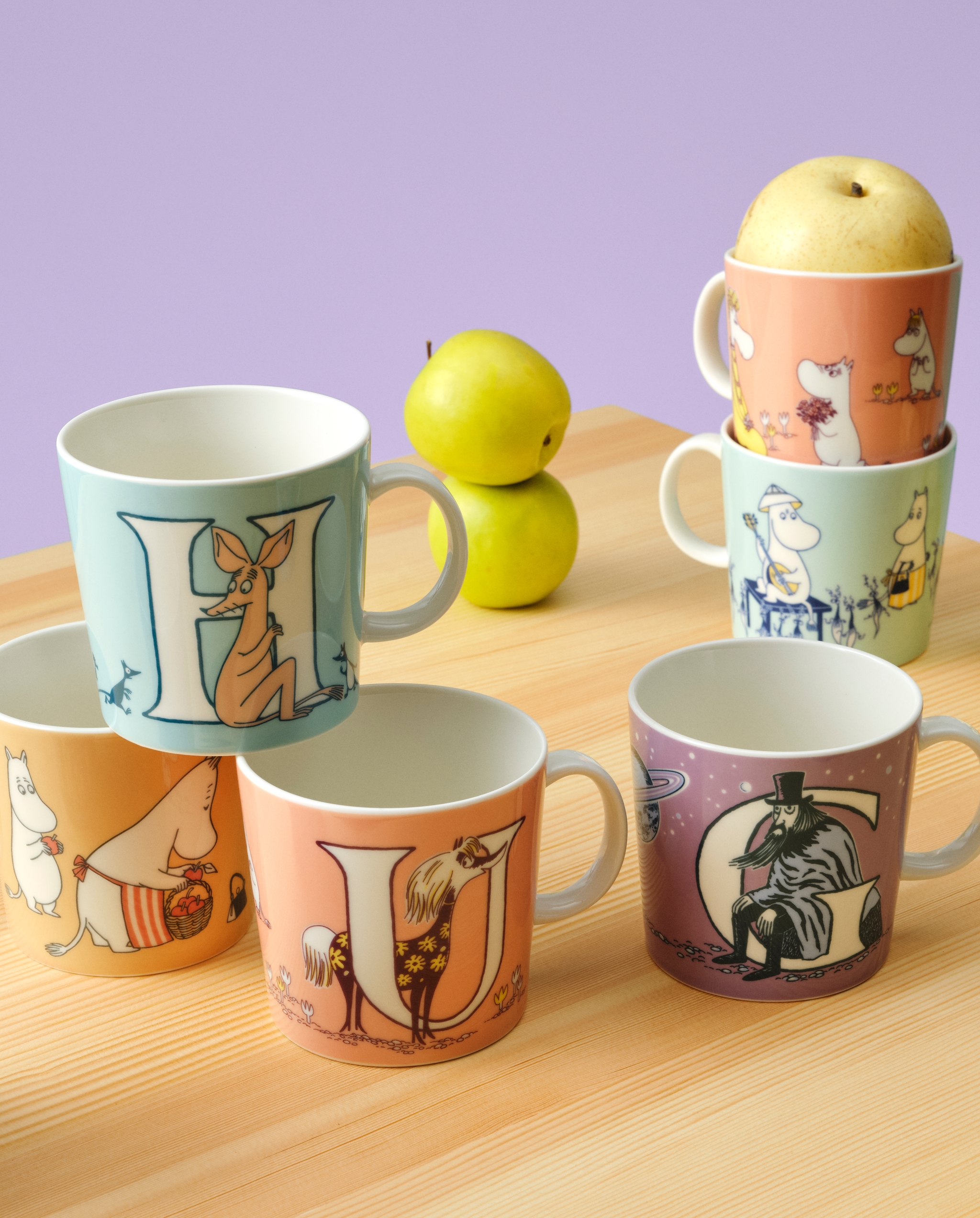 Muumi kirjainmukit pöydällä