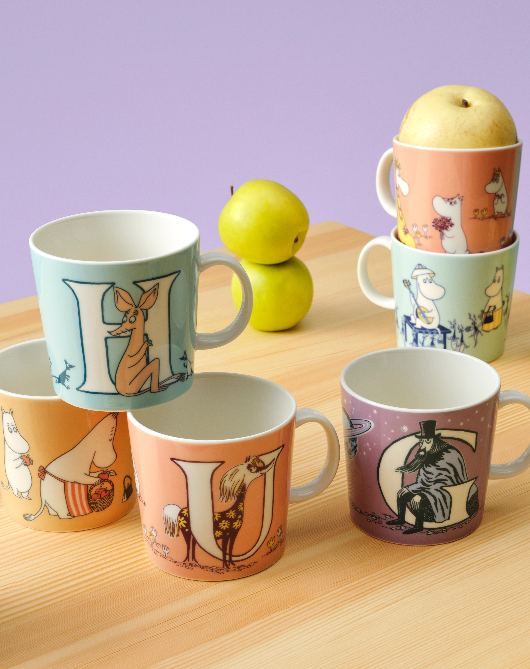 Mumin bokstavsmuggar på ett bord