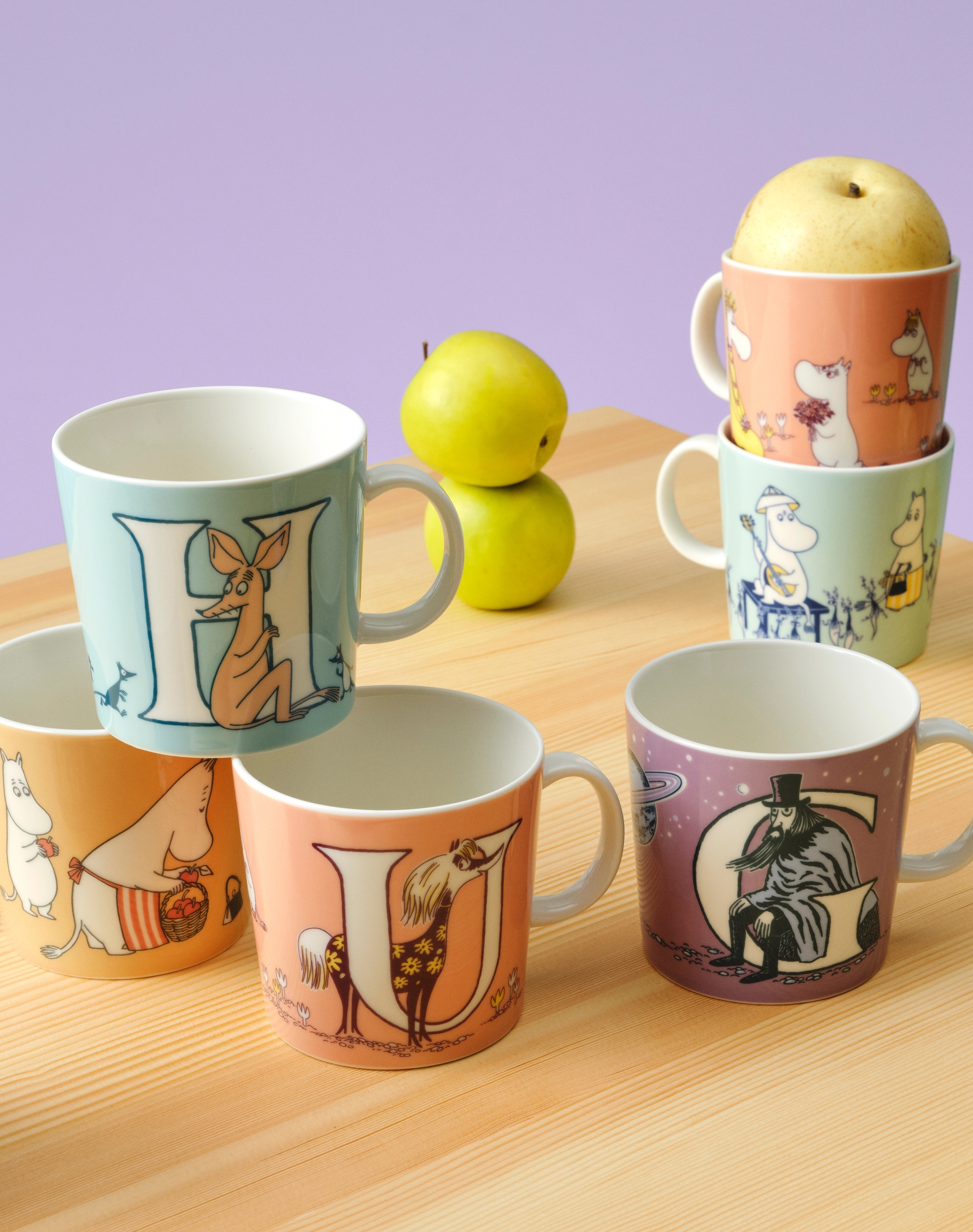 Mummi bokstavkopper på et bord