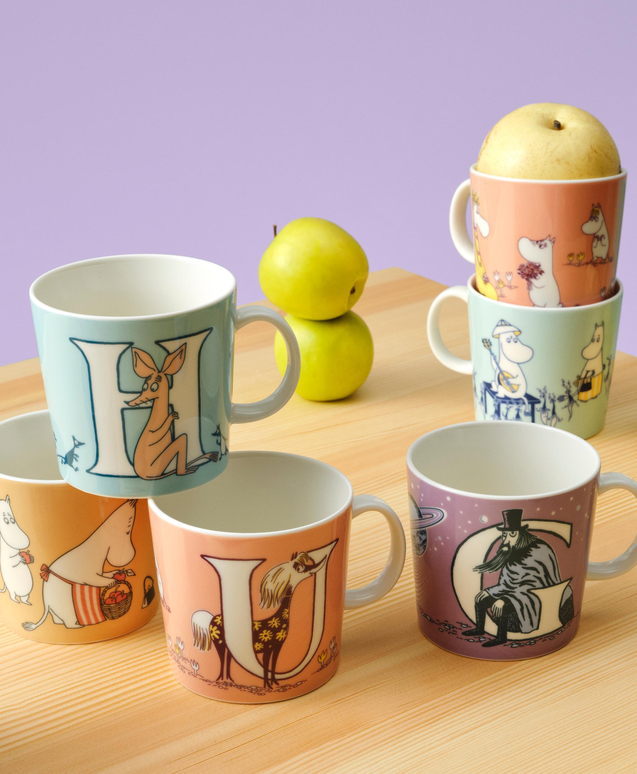 Mummi bokstavkopper på et bord