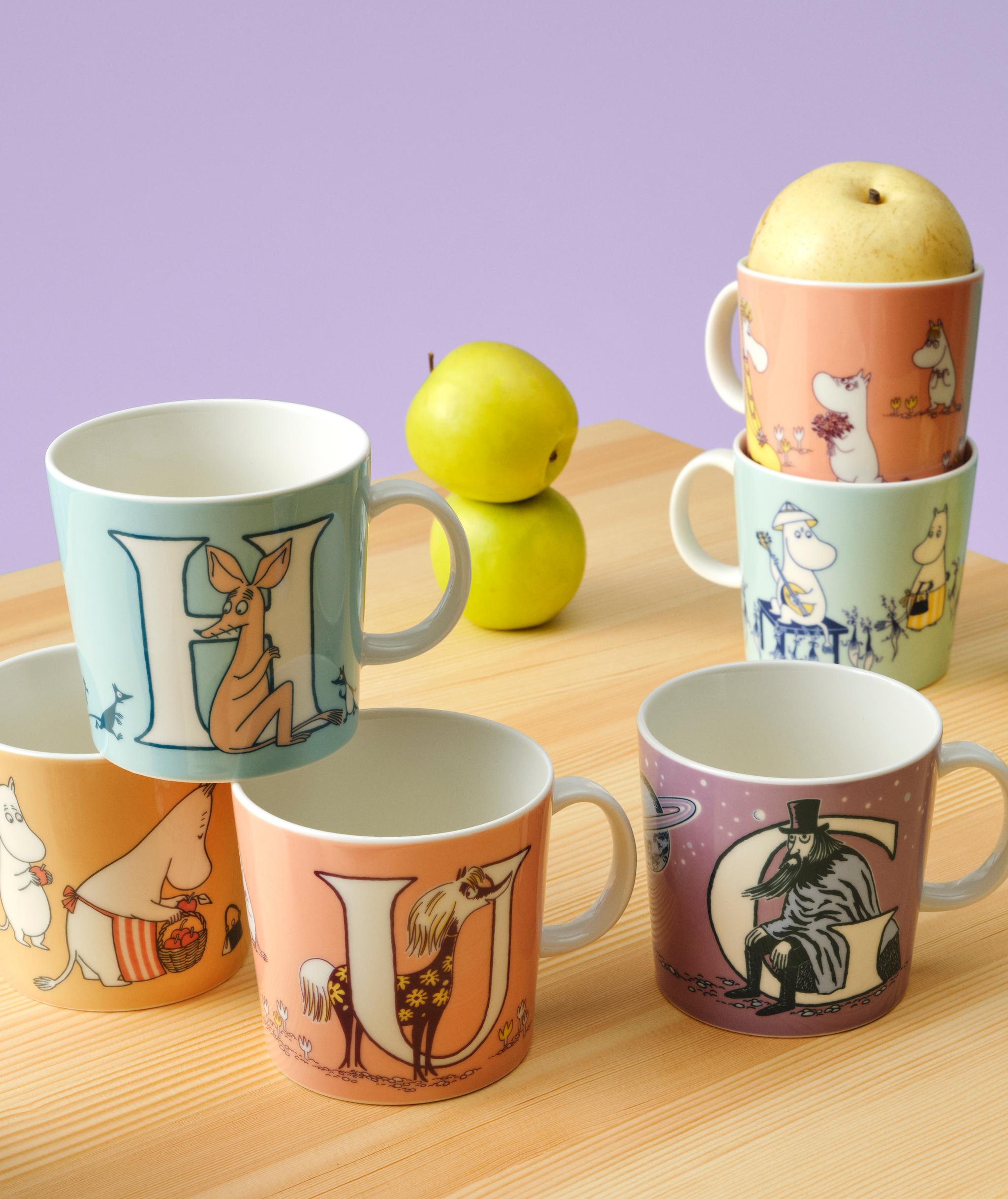 Mumin bokstavsmuggar på ett bord