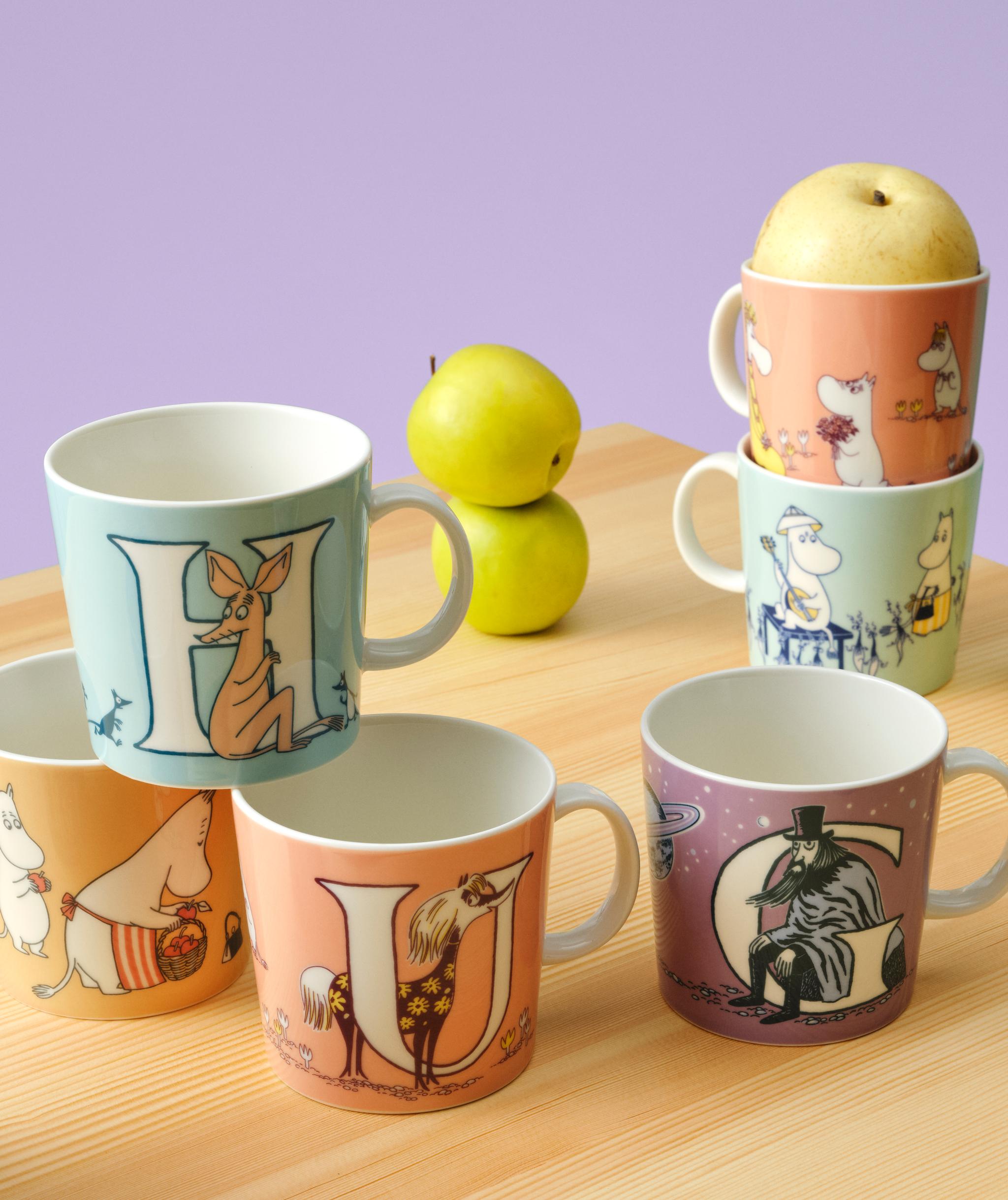 Muumi kirjainmukit pöydällä