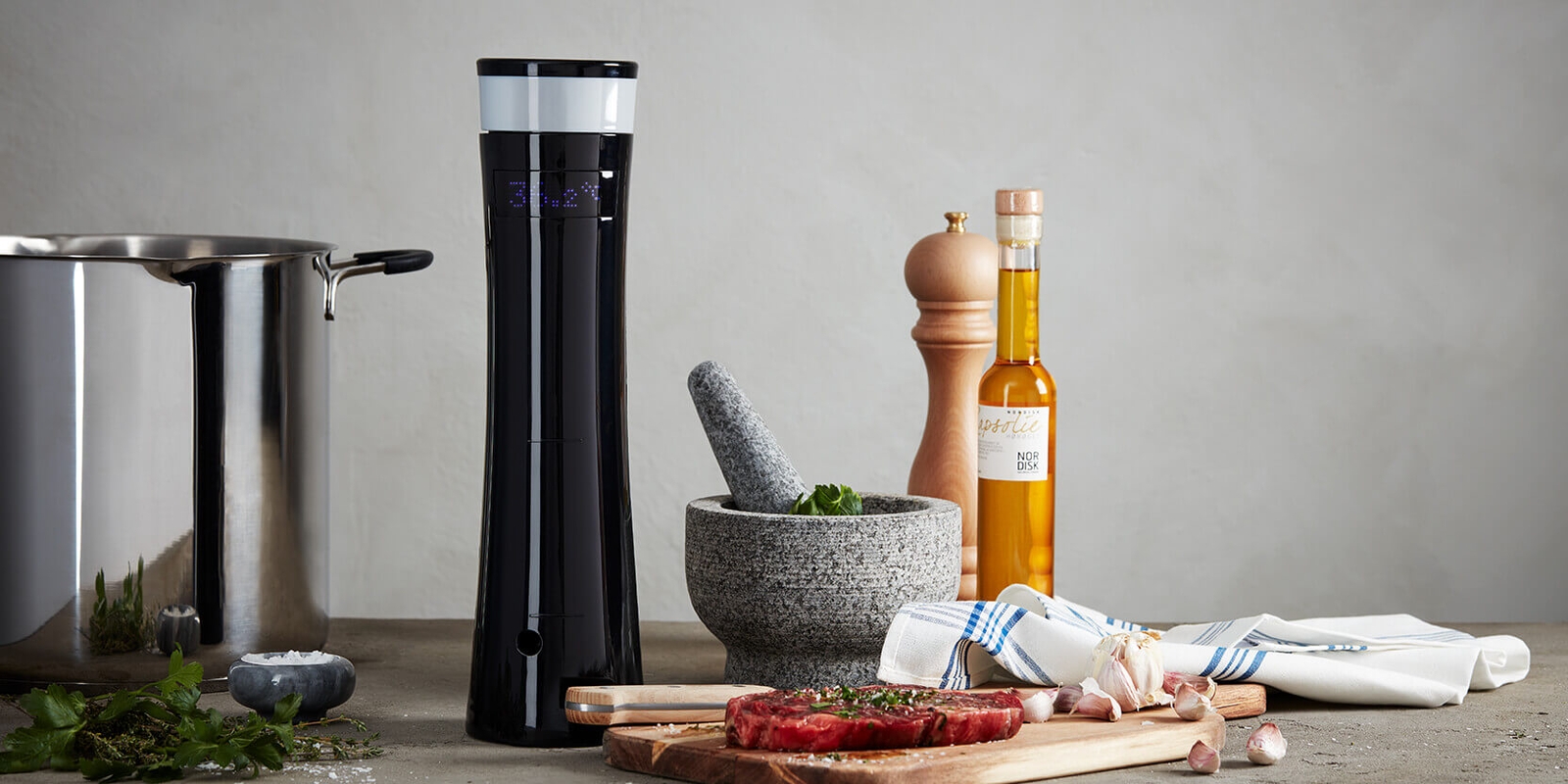 Sous Vide packat kött med rosmarin och vitlök som ska tillagas i sous vide