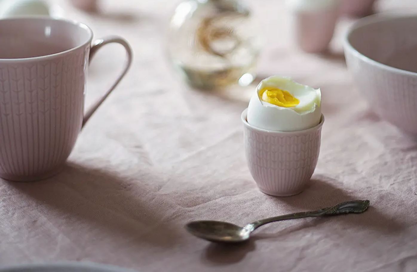 Äggkoppar i olika färger på gult bord swedish grace rörstrand