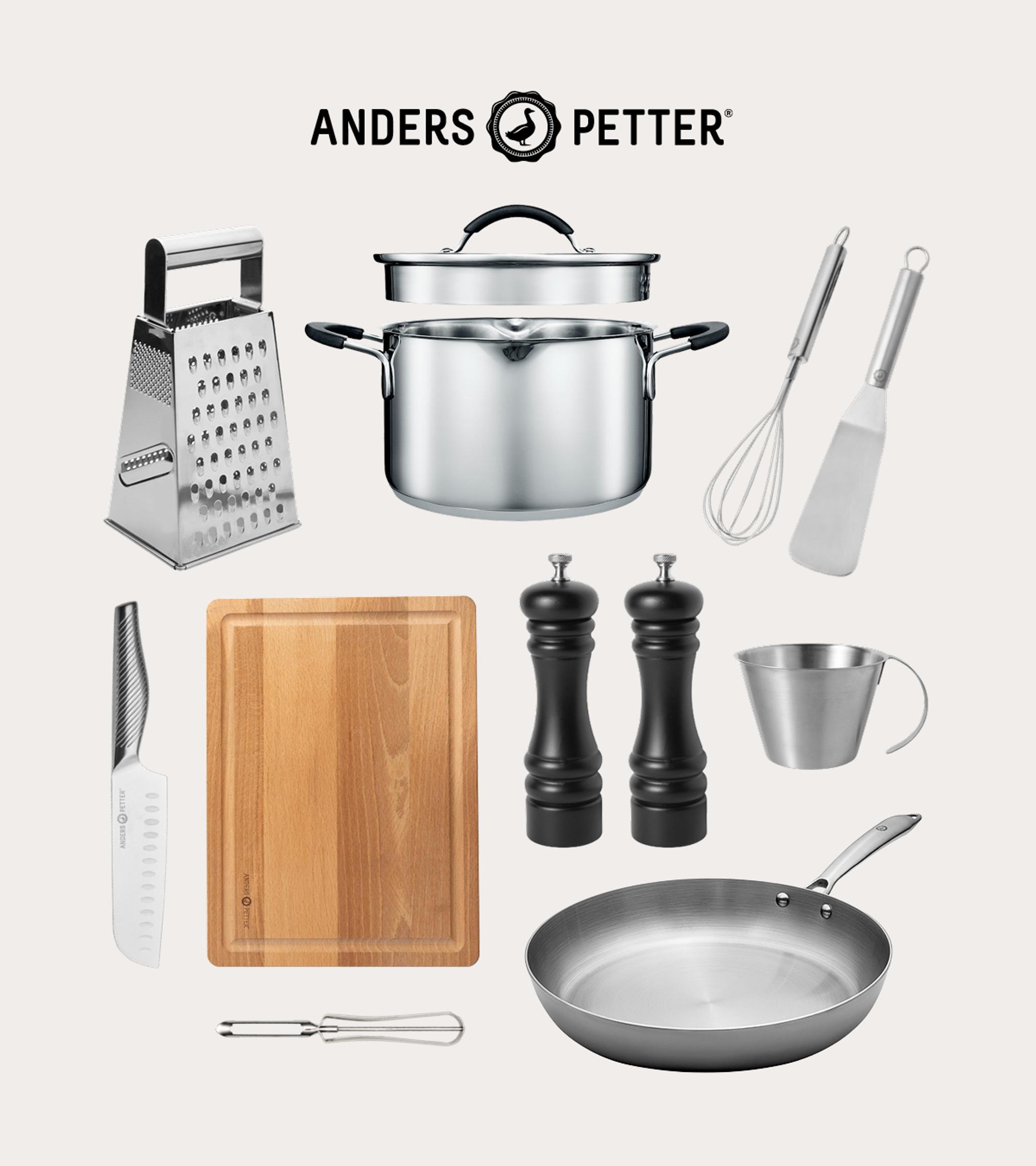 Köksredskap och kokkärl från Anders Petter, inklusive kastrull, stekpanna, skärbräda, rivjärn, kniv, visp, stekspade, skalare, måttkanna samt salt- och pepparkvarn.