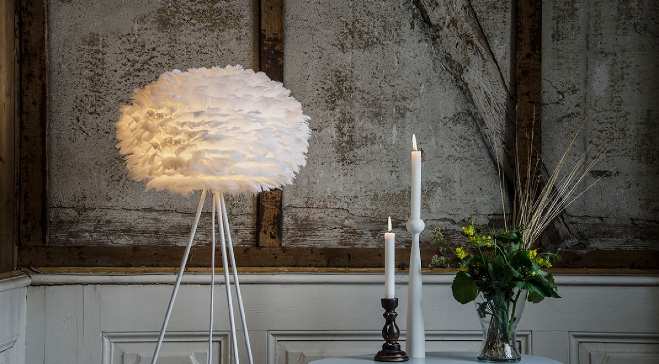 Lampskärm av fjädrar i vardagsrum