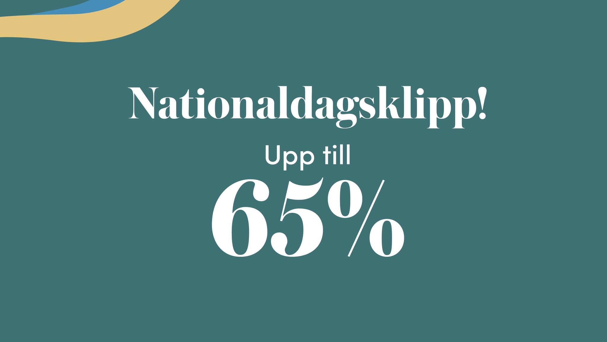 Banner med texten ”Nationaldagsklipp! Upp till 65%” på grön bakgrund med gula och blå vågformade band.