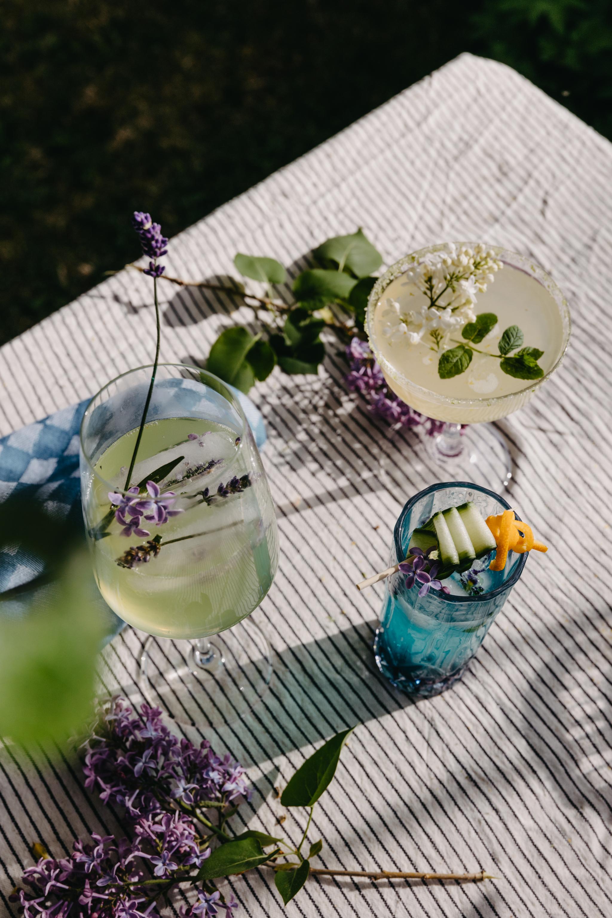 Kesäiset drinkit sininen cocktail mocktail syötävät kukat drinkin koristelu