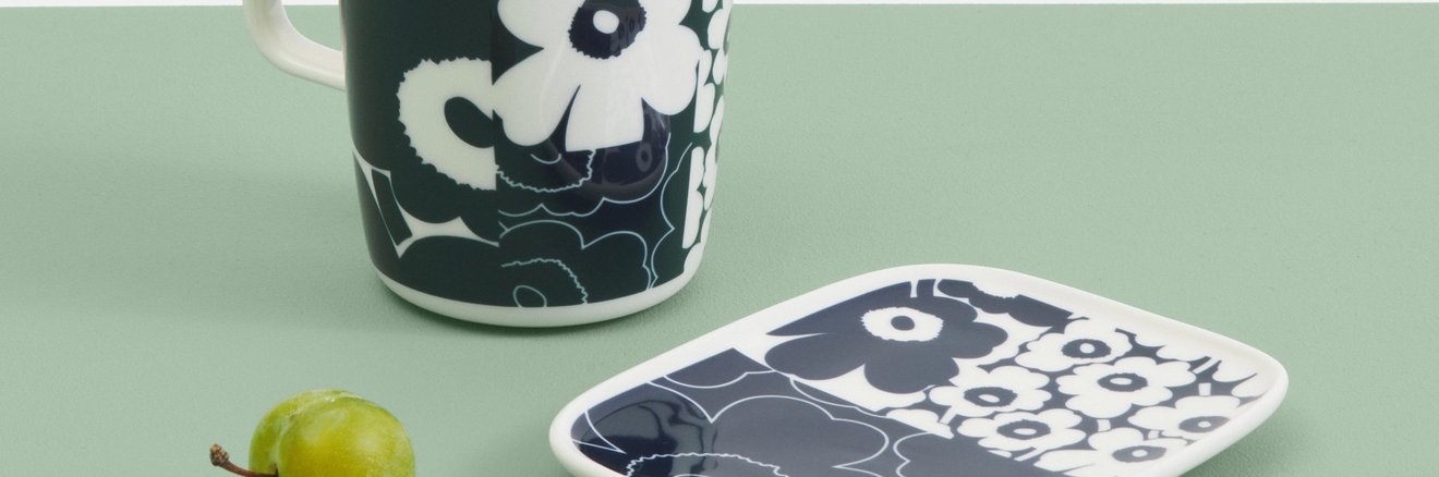 Marimekko Unikko kollaasi muki ja lautanen vihreällä pöydällä