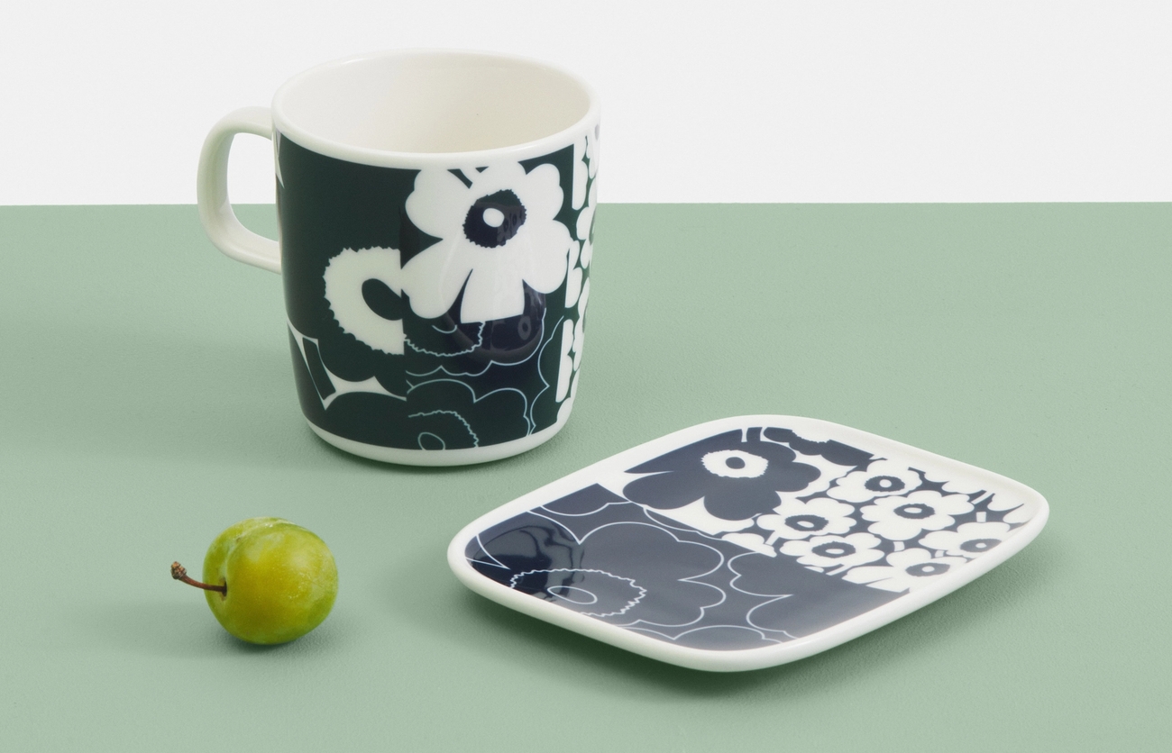 Marimekko Unikko kollaasi muki ja lautanen vihreällä pöydällä