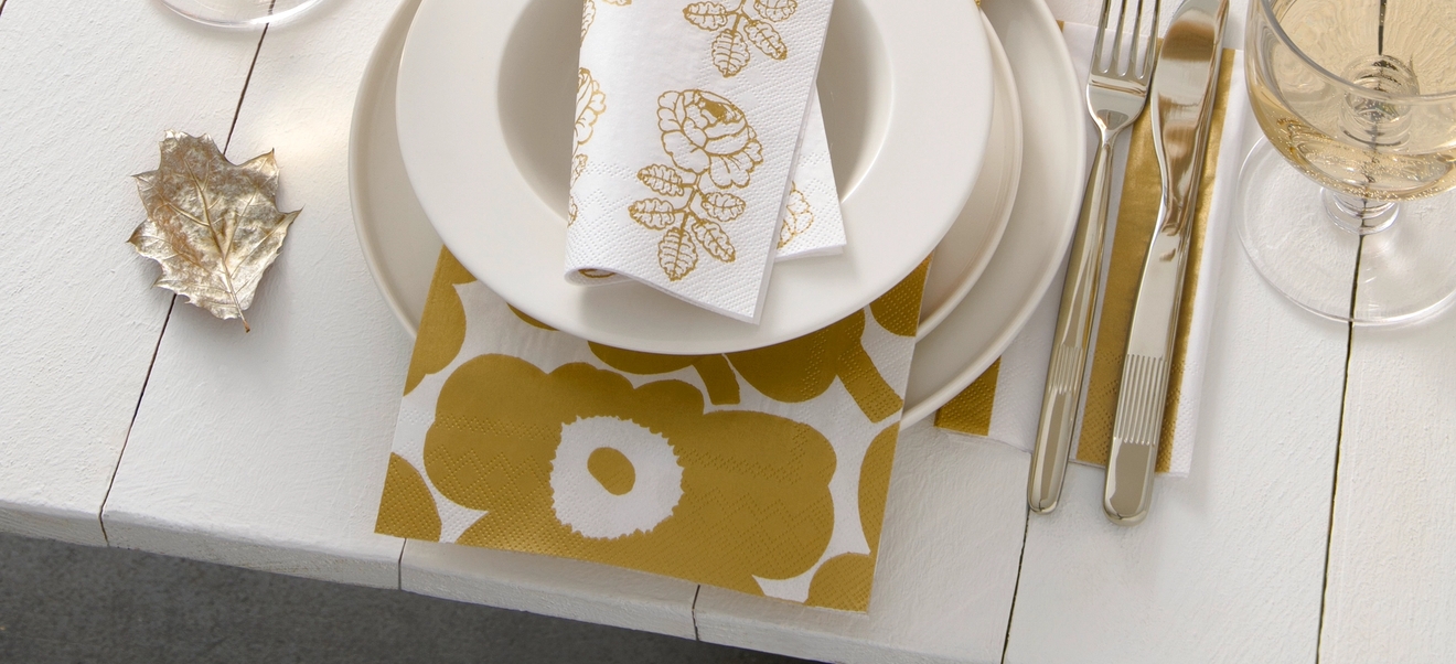 marimekko servetit katetulla pöydällä
