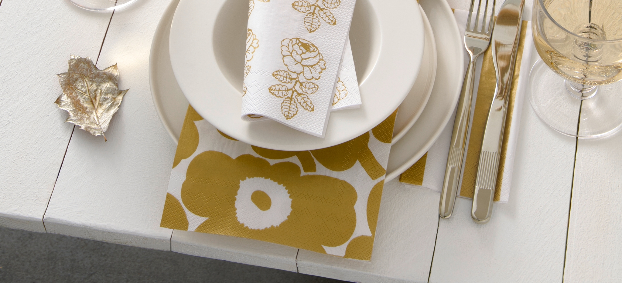 marimekko servetit katetulla pöydällä