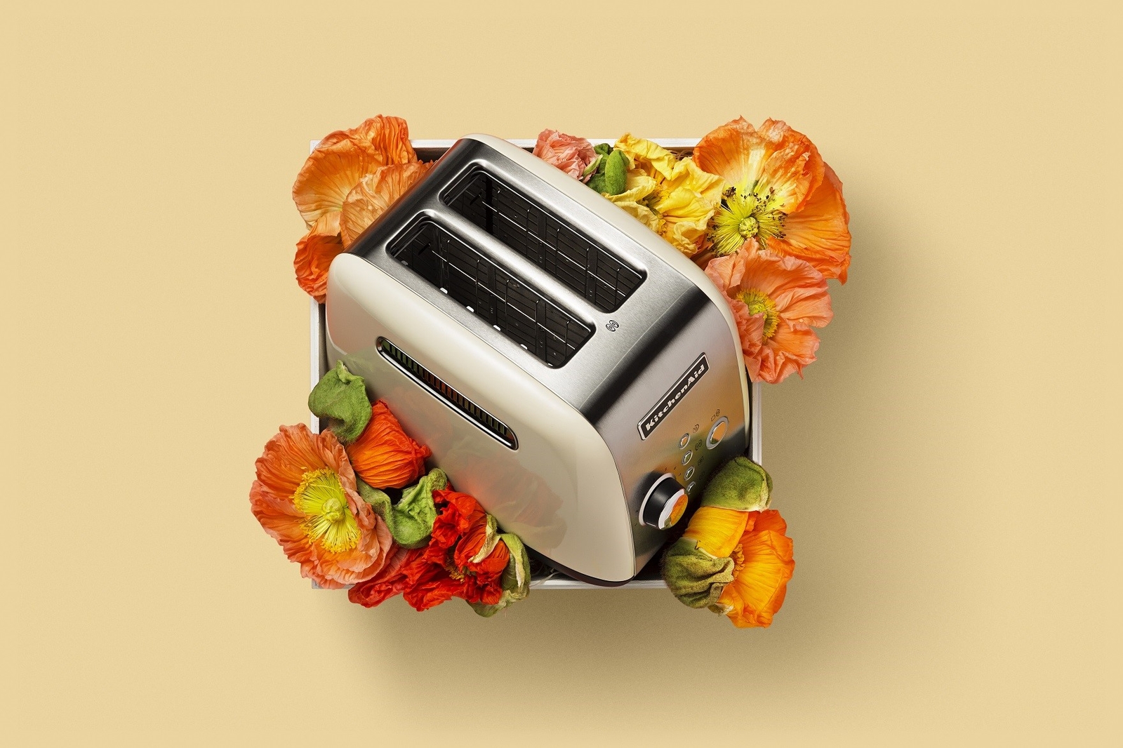 Brödrost bäst i test i rostfritt med orangea blommor