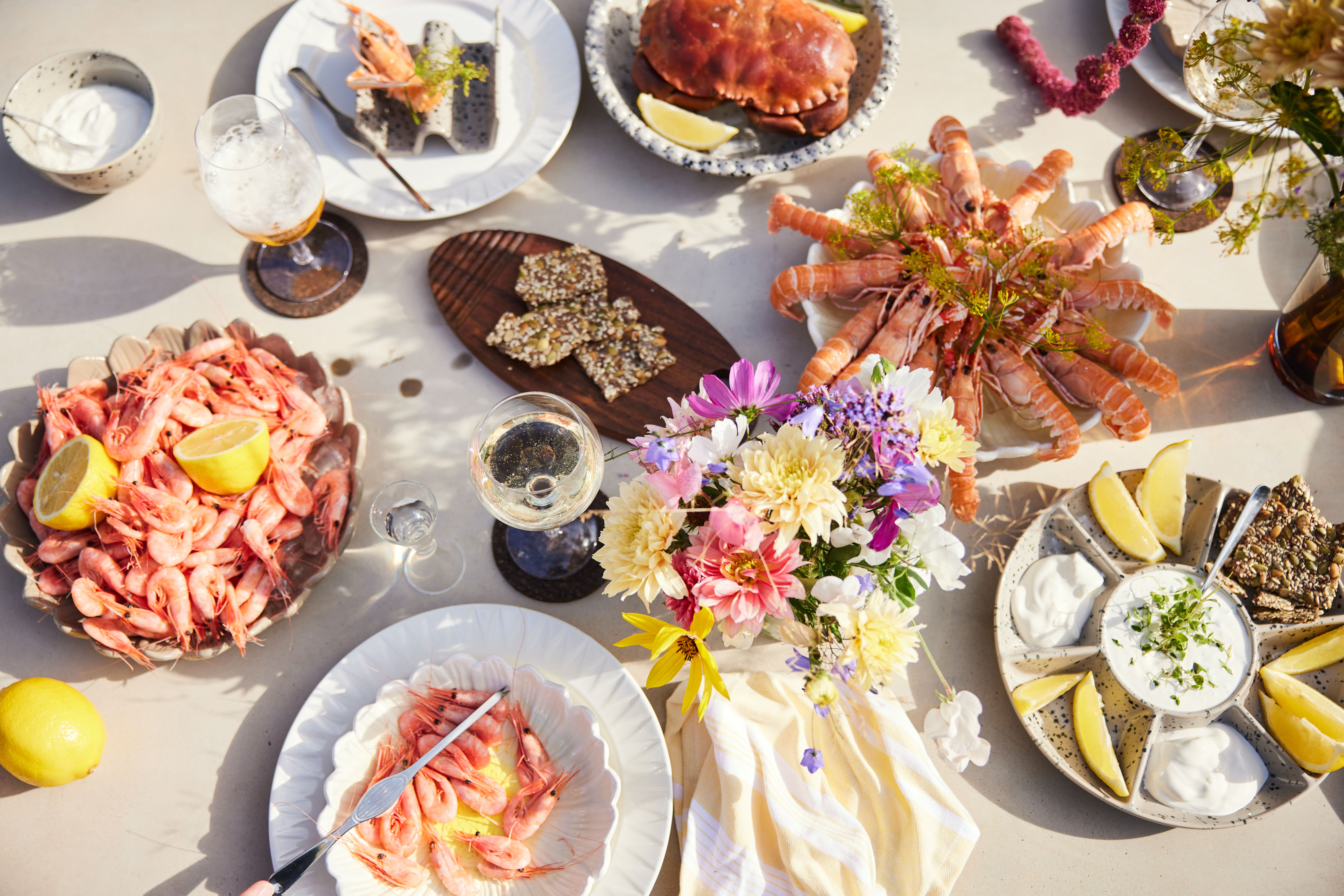 Somrig skaldjursbuffé uppdukat på ett fint bord