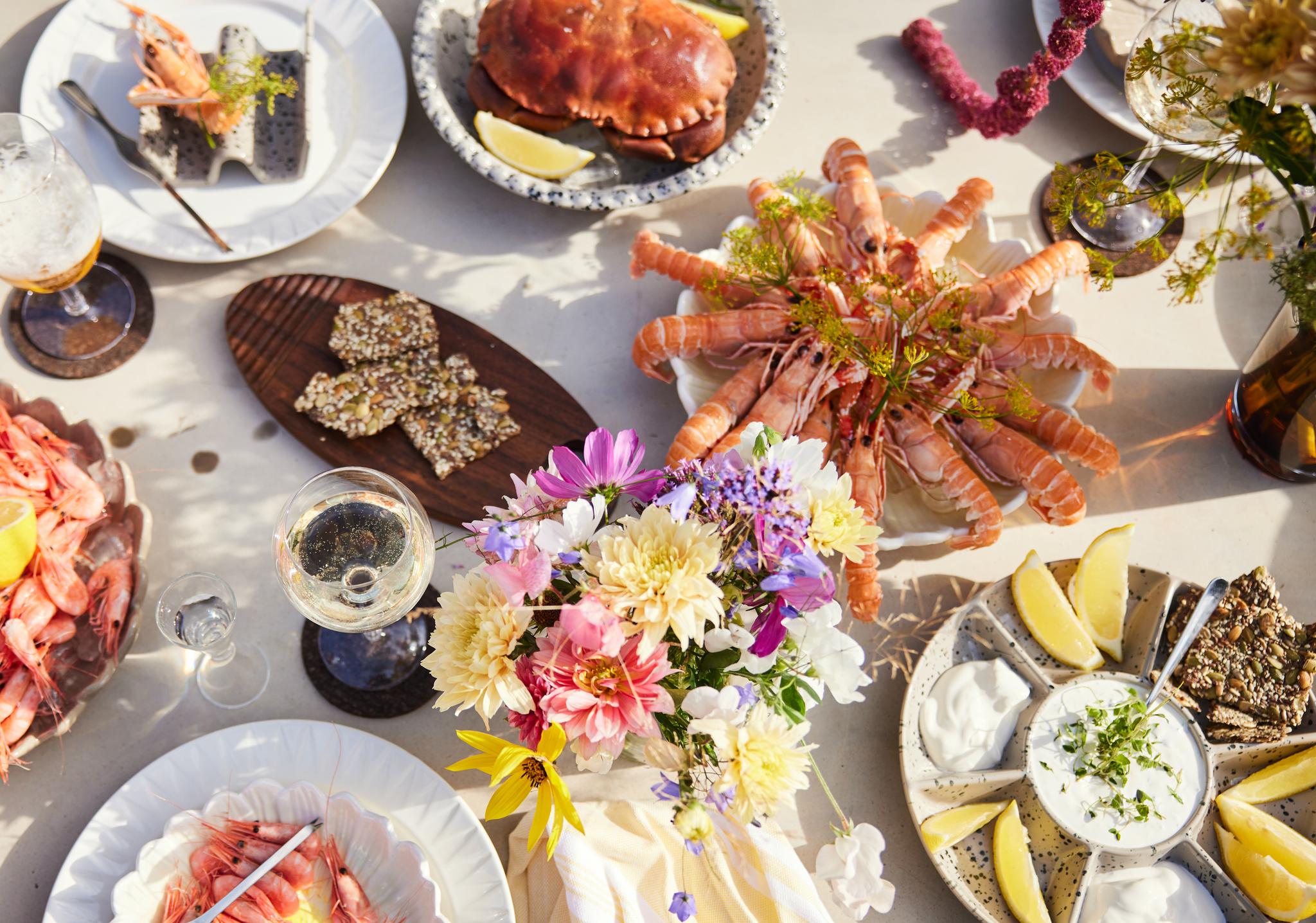 Somrig skaldjursbuffé uppdukat på ett fint bord