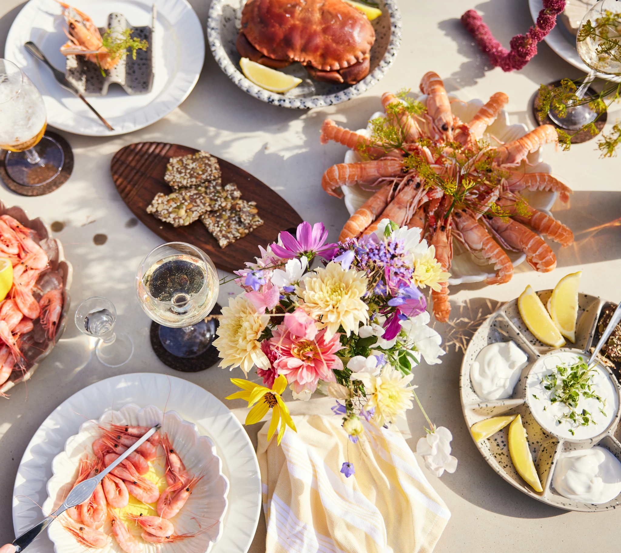 Somrig skaldjursbuffé uppdukat på ett fint bord