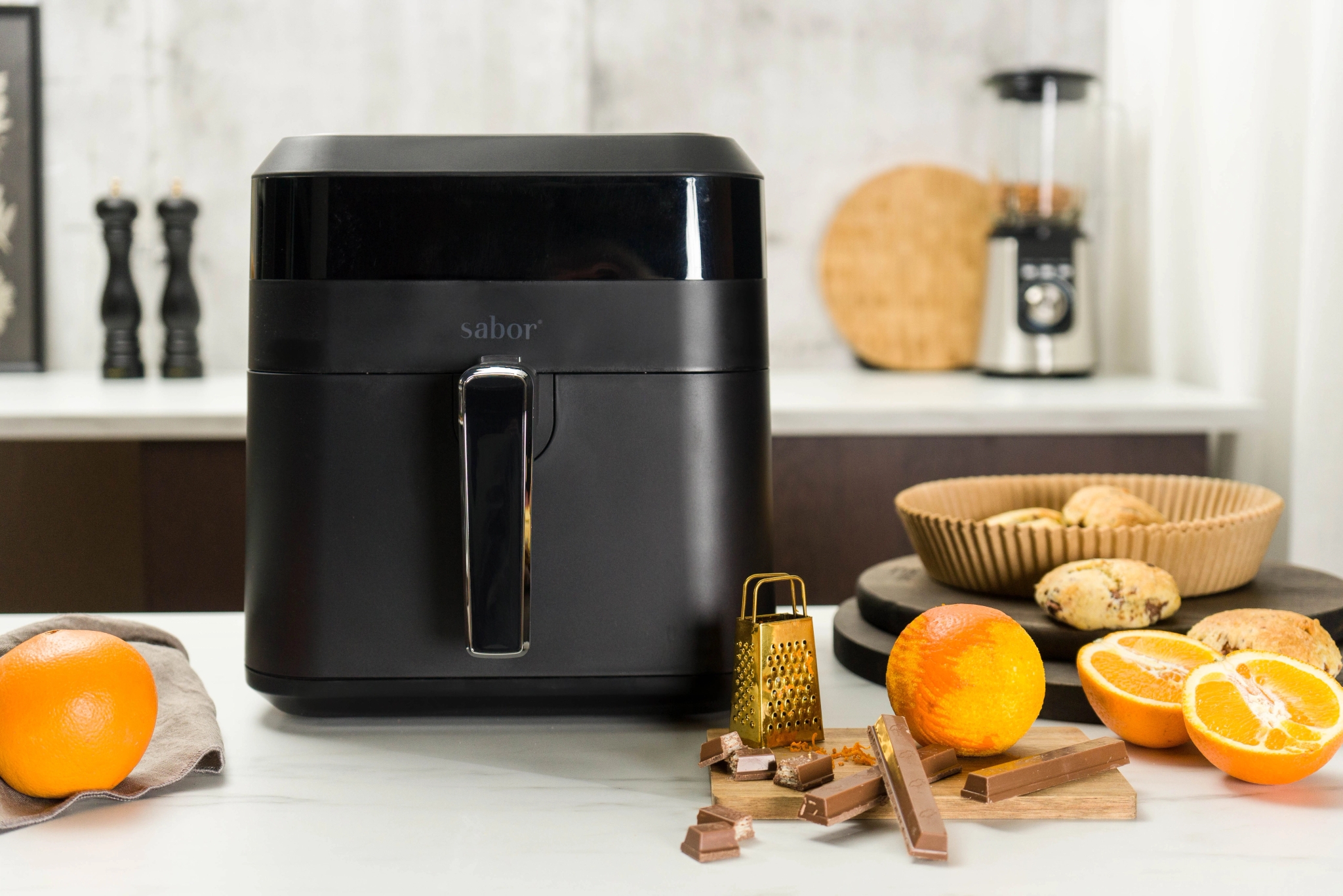 Sabor airfryer med delade apelsiner och tillbehör