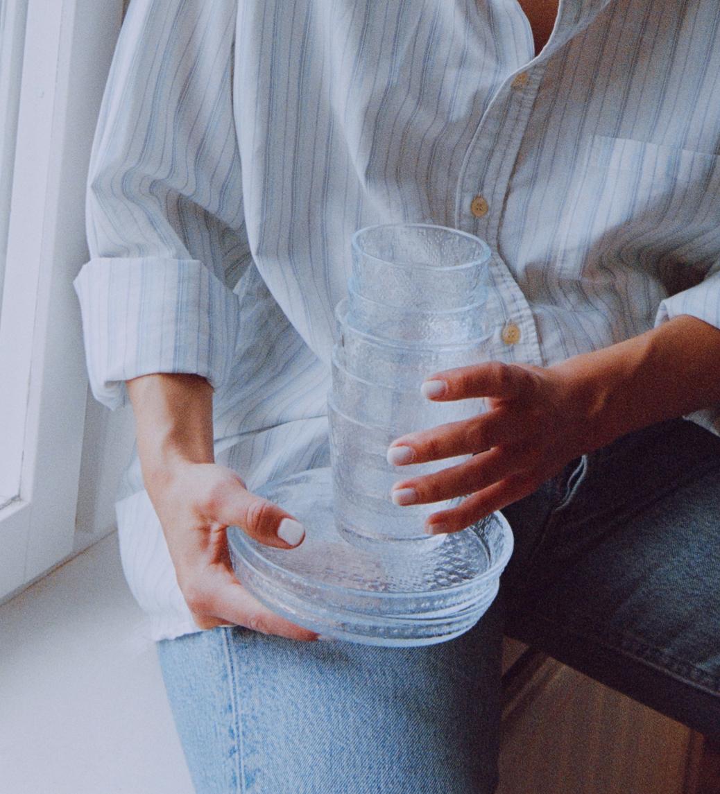 Iittala tallerkener og glass stablet