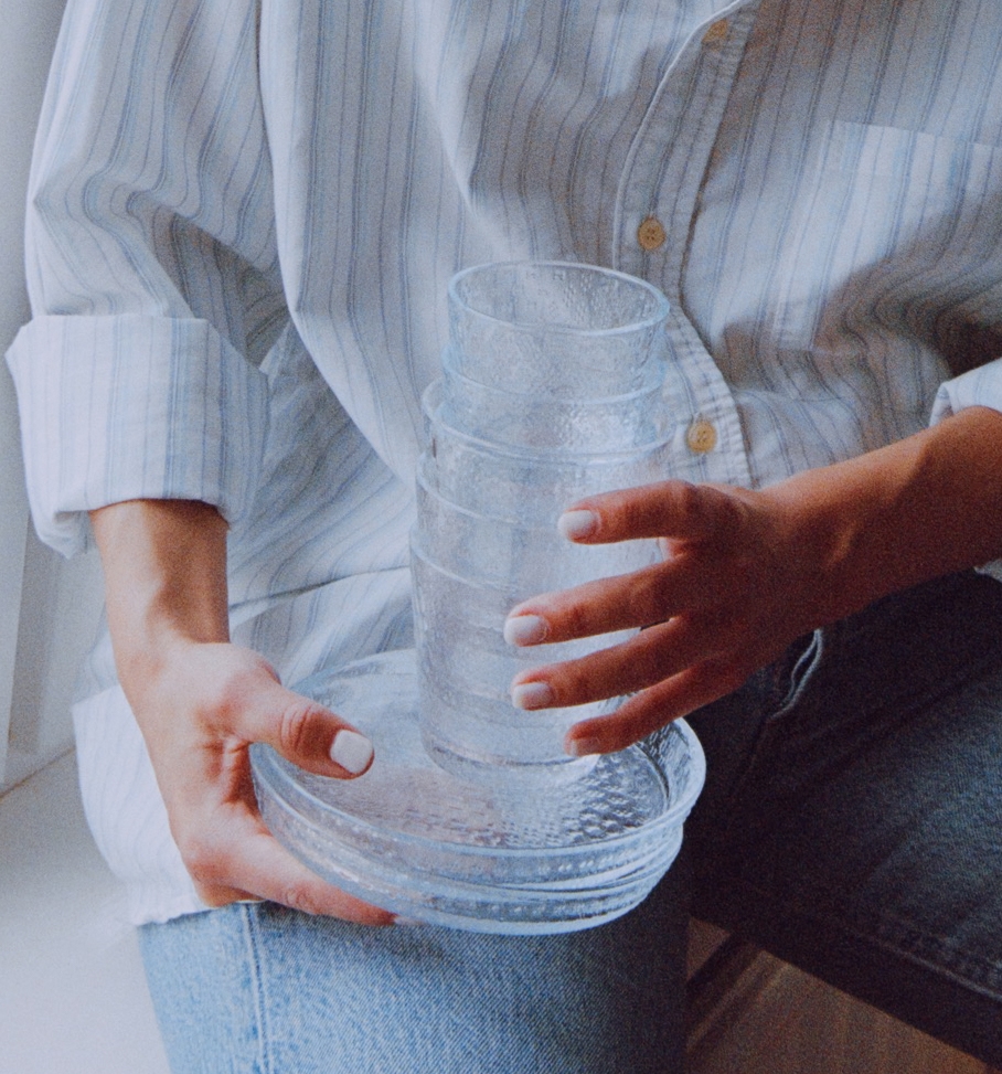 Iittala tallerkener og glass stablet