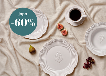 Tarjouskuvassa valkoiset koristeelliset lautaset, kahvikuppi ja hedelmiä beigen pöytäliinan päällä, ympyrässä teksti jopa -60 %.