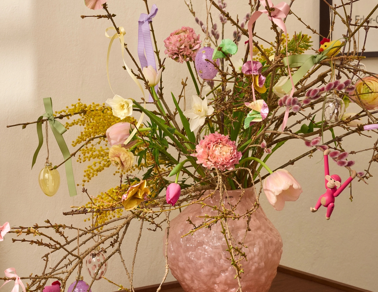 Påskepynt og små påskeegg på bord