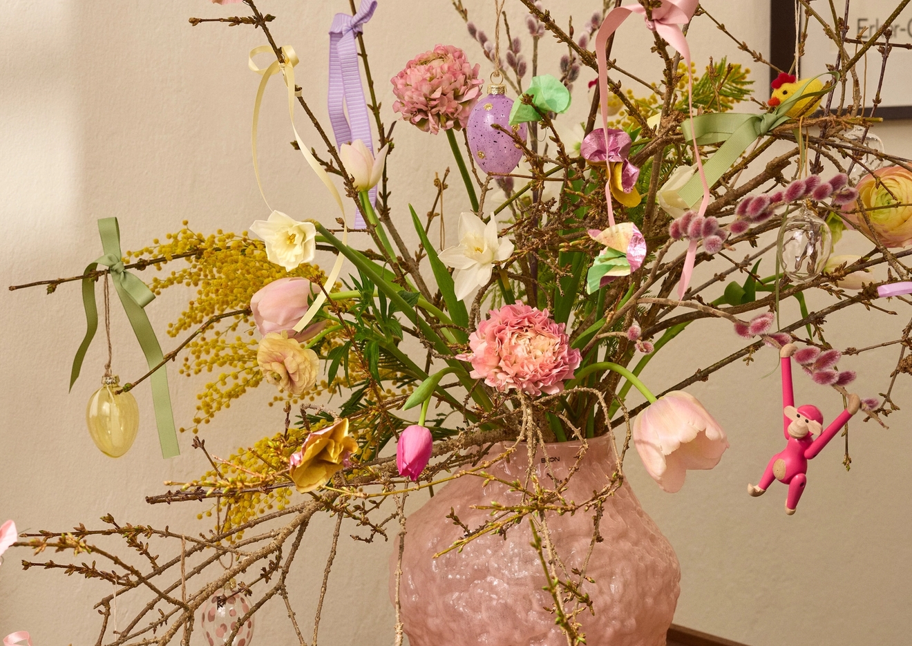 Påskepynt og små påskeegg på bord