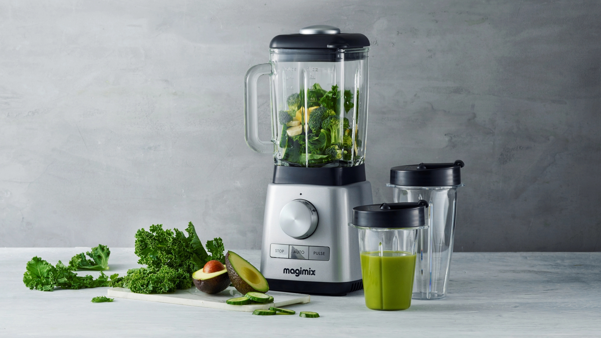 Magimix tehosekoitin täynnä vihanneksia ja hedelmiä smoothien teossa