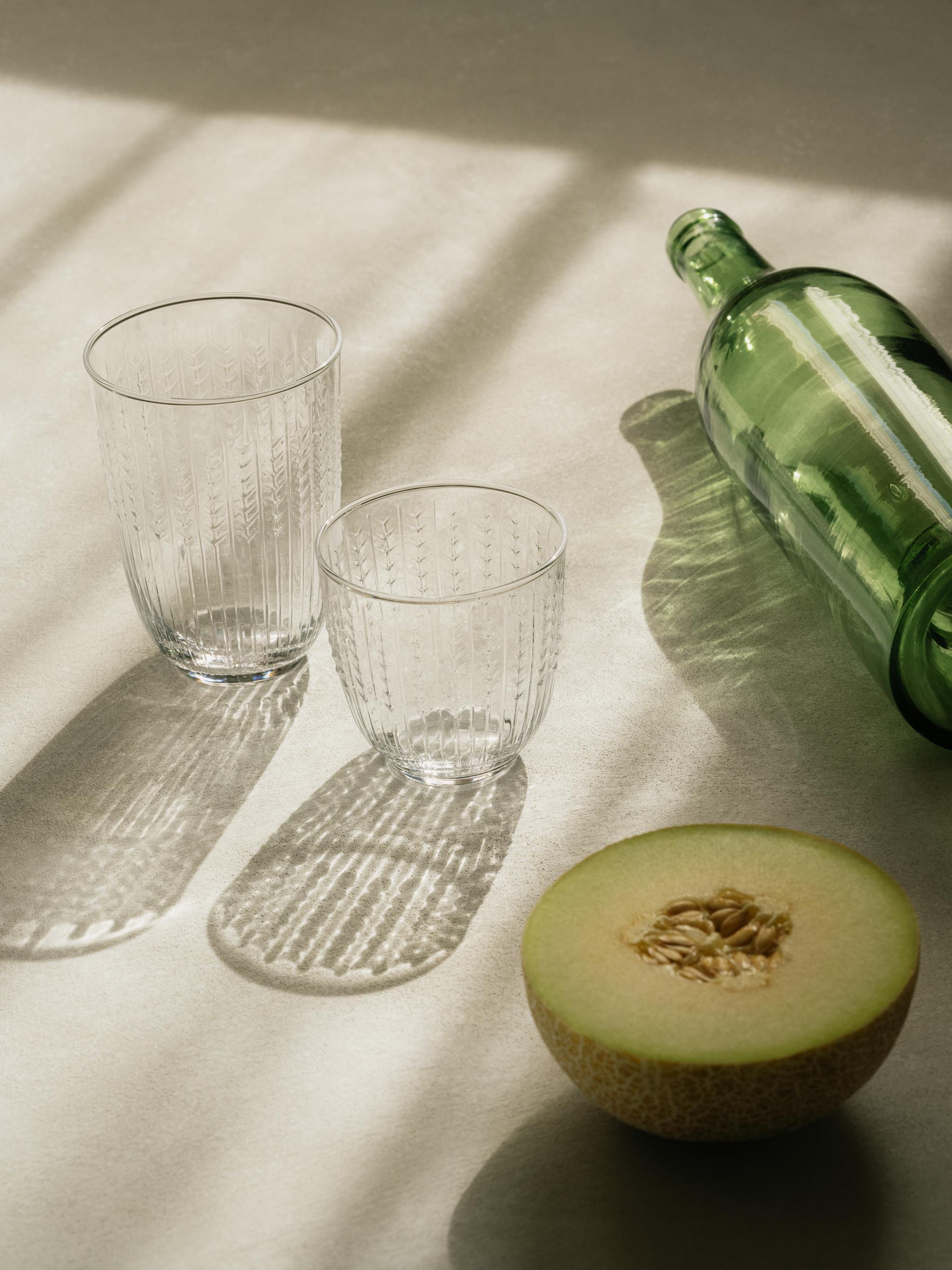 Munblåsta glas från Swedish Grace med fina skuggor på ett bord