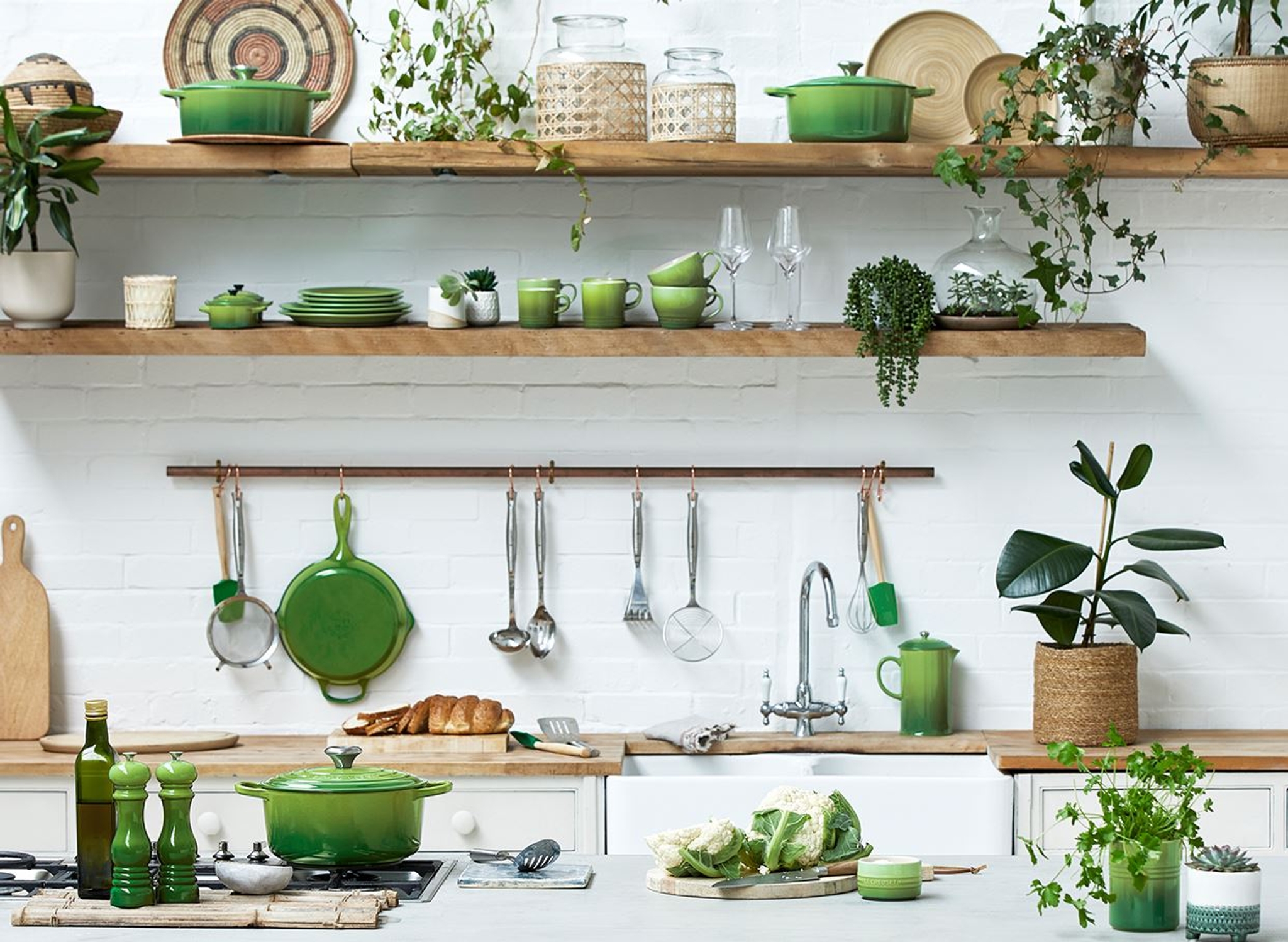 Le Creuset bamboo green på et hvitt kjøkken