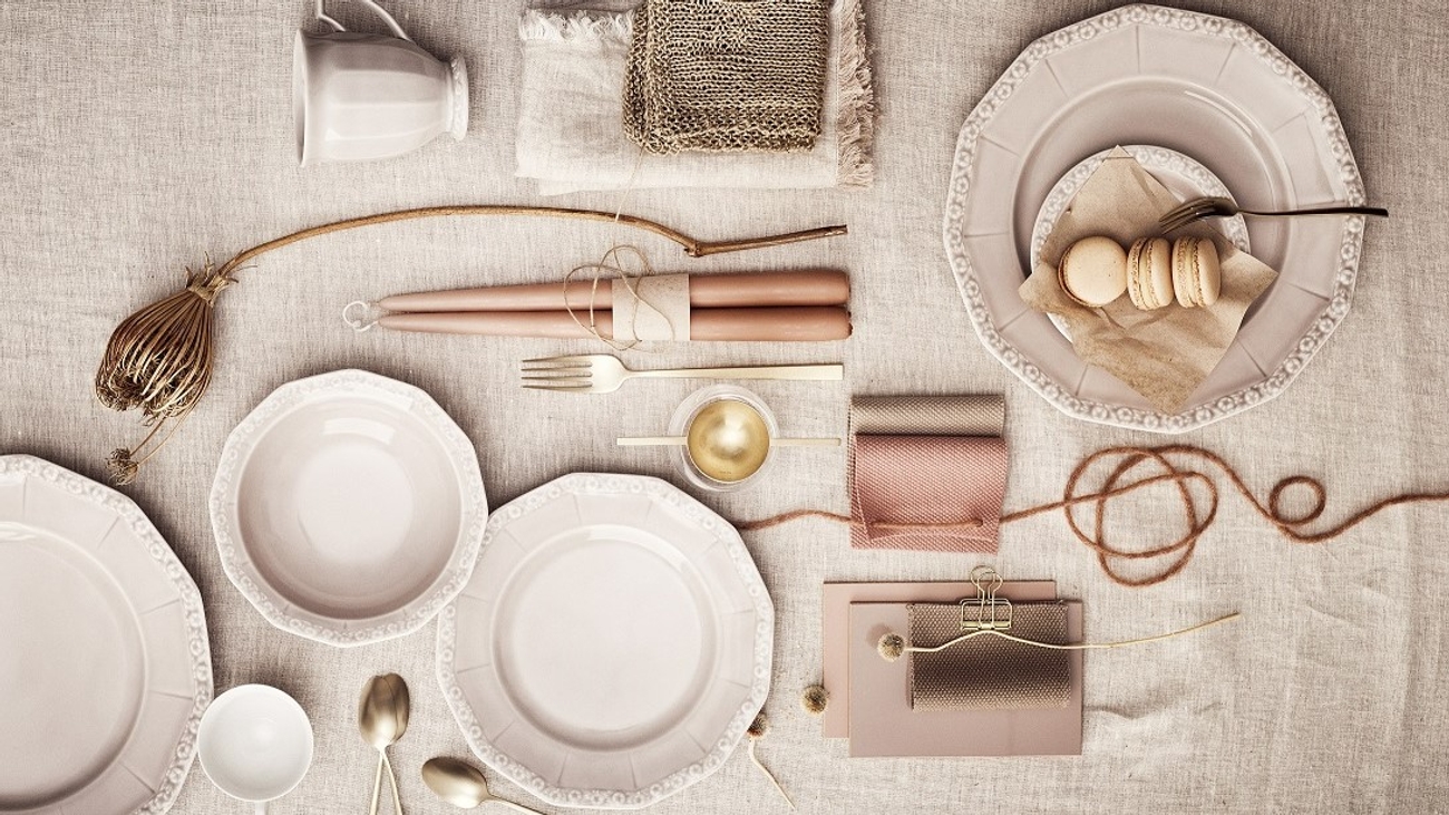 Rosenthal servise i hvitt dekket på et bord med lys linduk