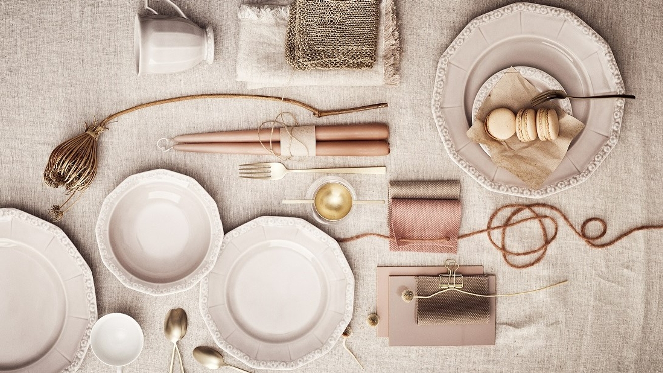 Rosenthal servise i hvitt dekket på et bord med lys linduk