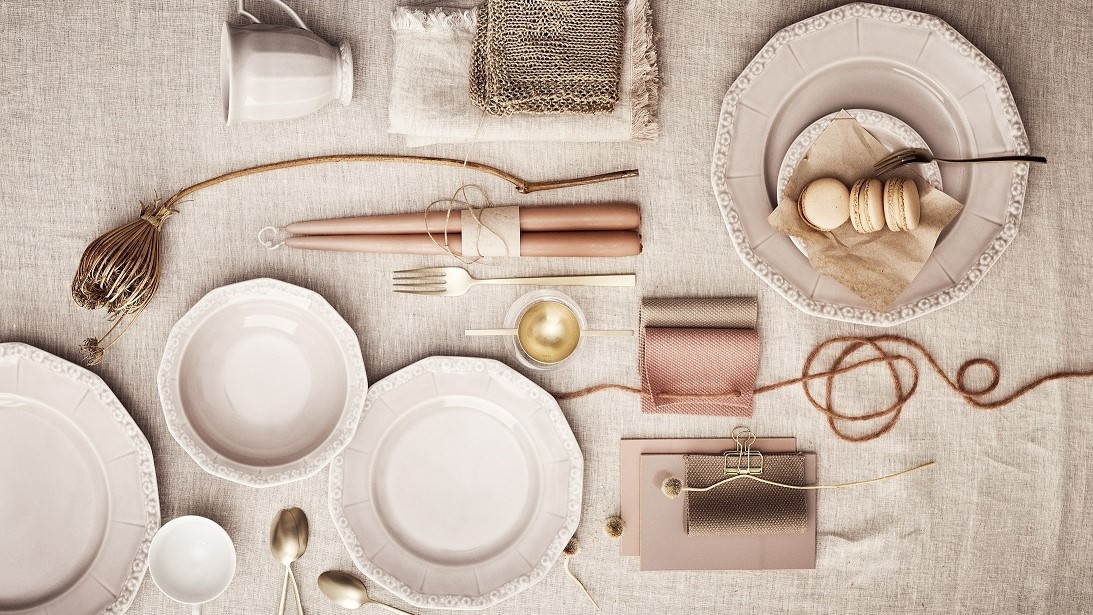 Rosenthal servise i hvitt dekket på et bord med lys linduk