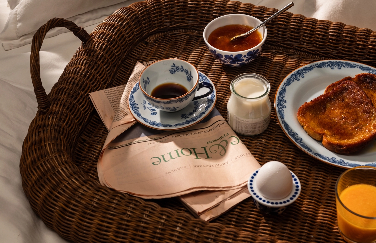 en korgbricka med frukost på inklusive en kopp kaffe