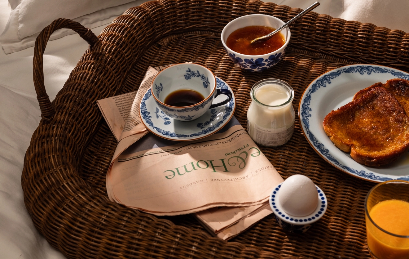 en korgbricka med frukost på inklusive en kopp kaffe