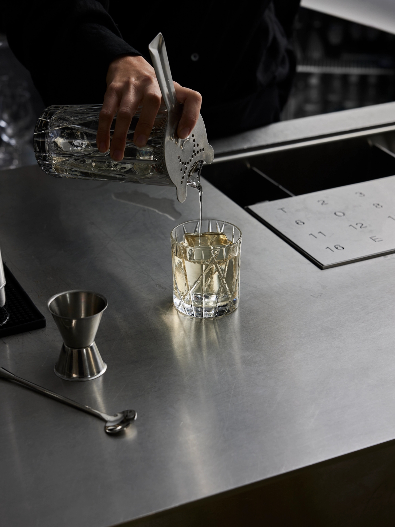 Orrefors whiskyglas på en bardisk i rostfritt 