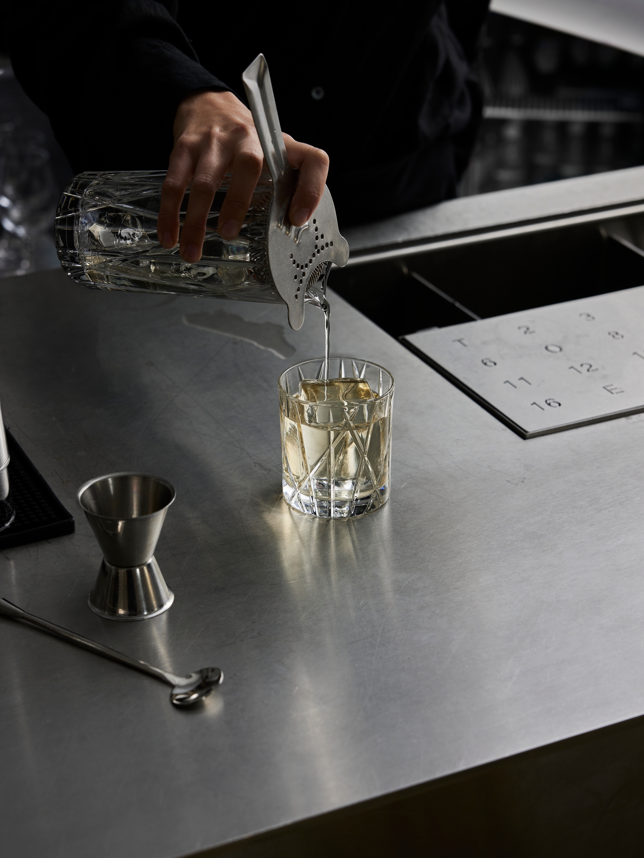 Orrefors whiskyglass på en bardisk i rustfritt stål
