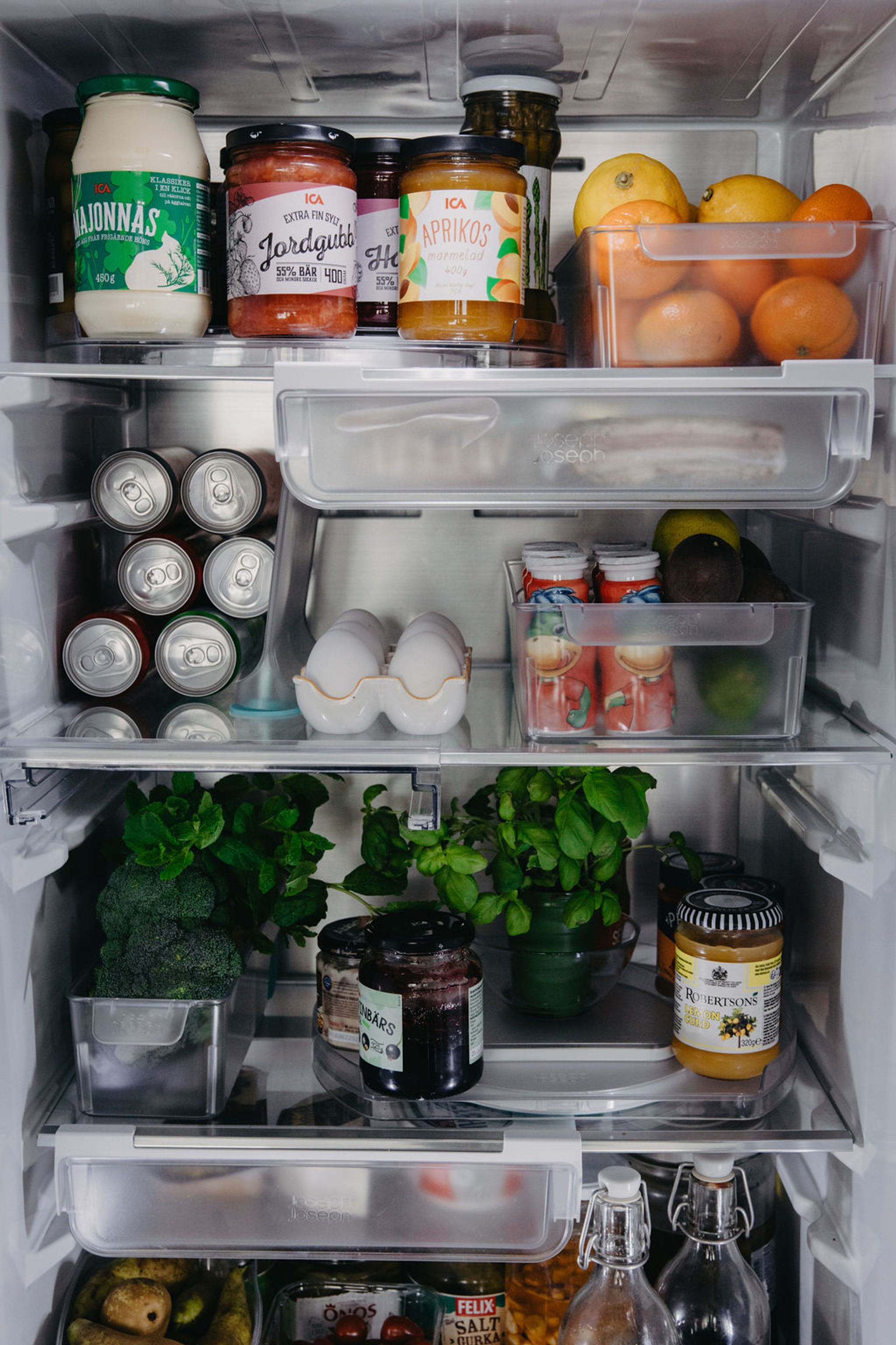 Jääkaappi järjestykseen laatikoilla - jääkaappi täynnä ruokaa