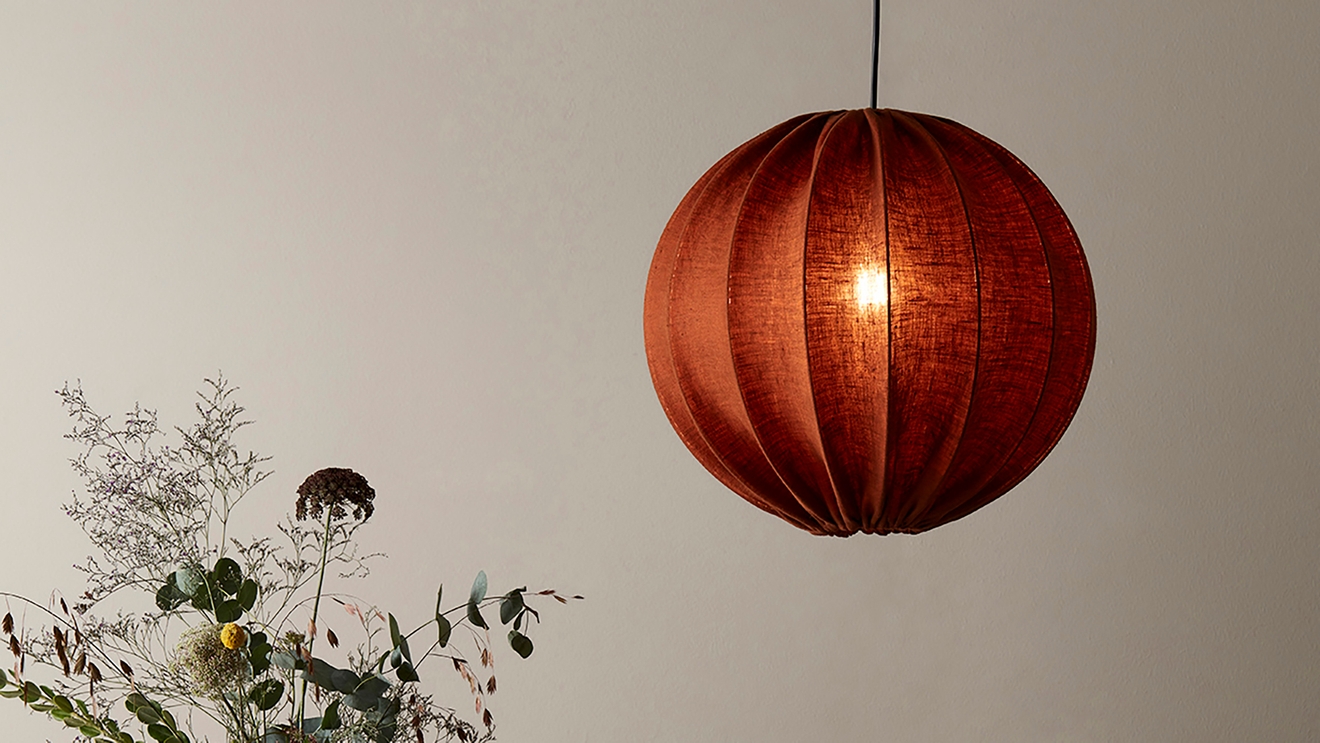 PR Home röd rund lampa och blomkvistar