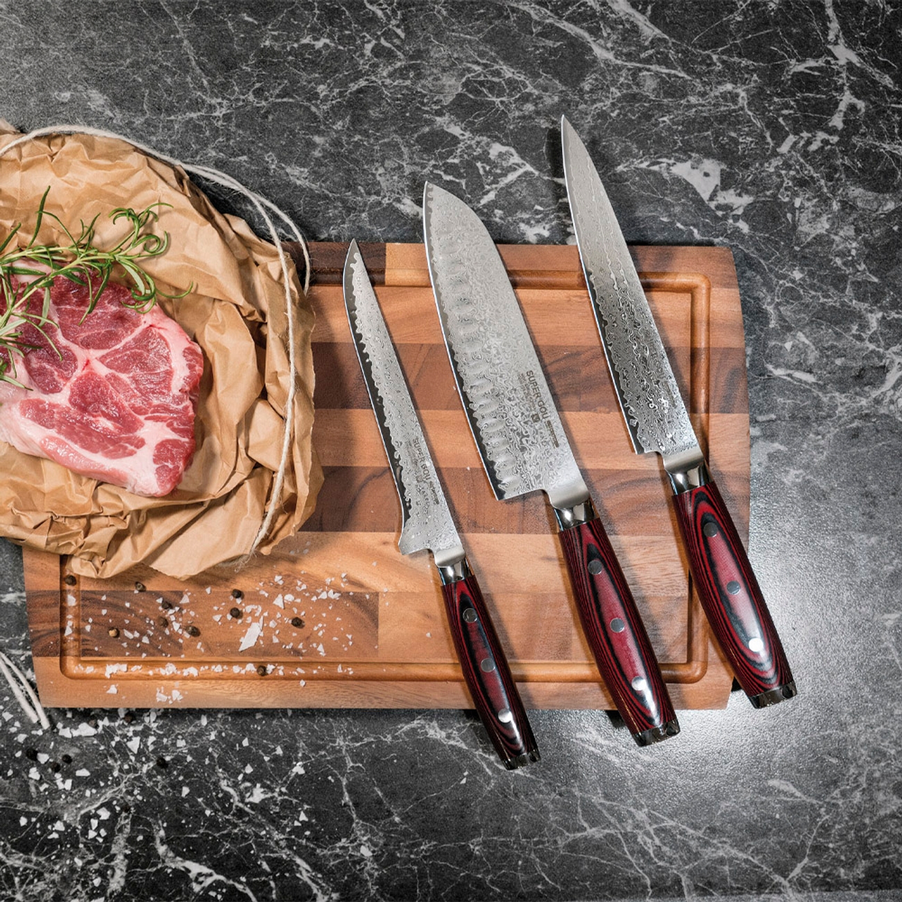 Utbeningskniv liggende på et skjærebrett i tre med to andre kniver