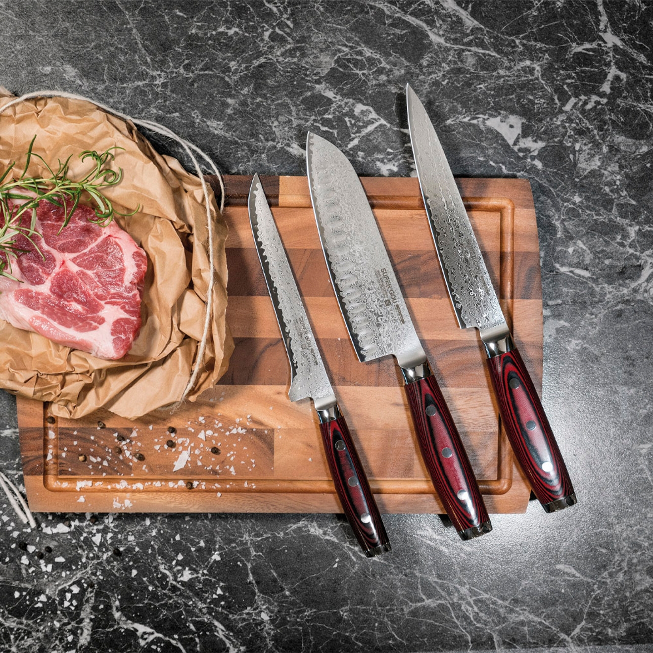 Utbeningskniv liggende på et skjærebrett i tre med to andre kniver