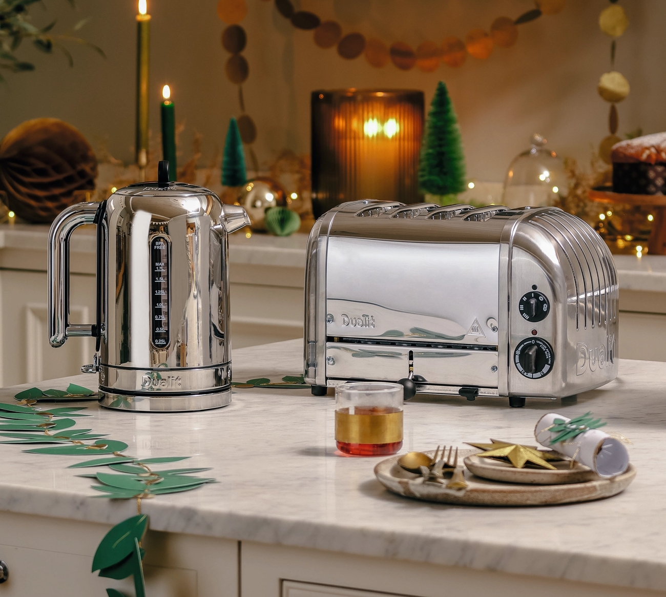 Dualit leivänpaahdin ja vedenkeitin värissä kupari