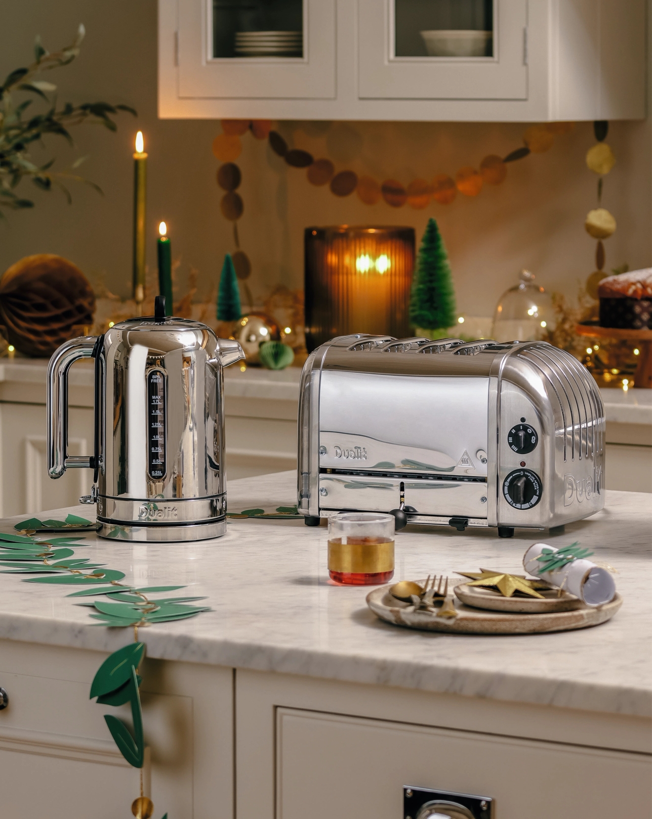 Dualit leivänpaahdin ja vedenkeitin värissä teräs